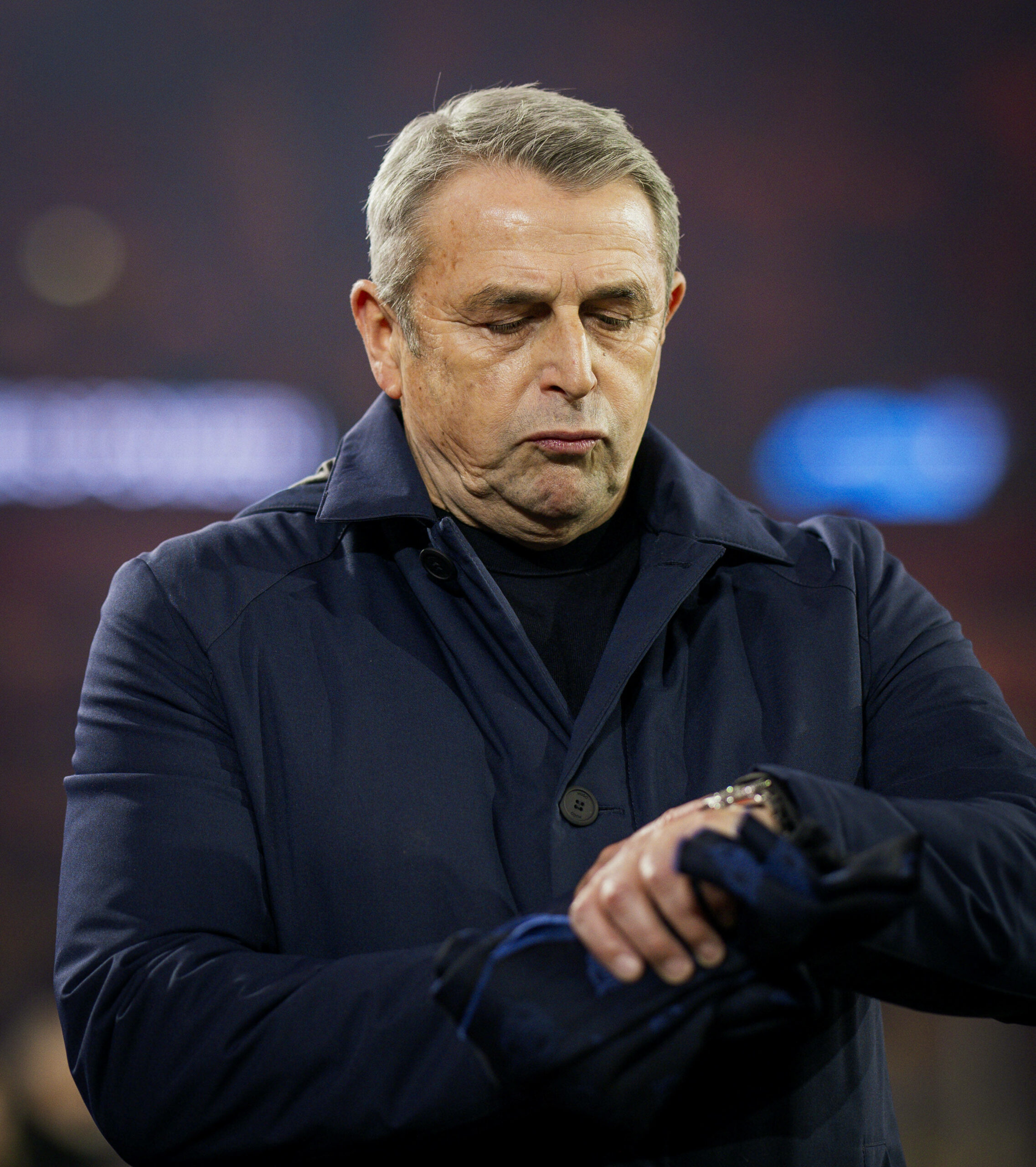 Klaus Allofs schaut sich auf die Uhr.