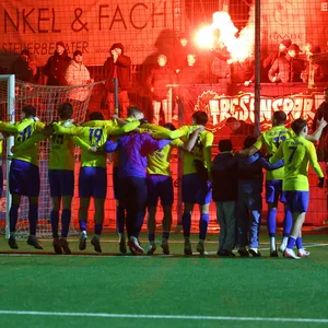 Spieler des SC Victoria feiern vor ihren Fans und einer Pyro-Show den Pokalsieg gegen Altona 93