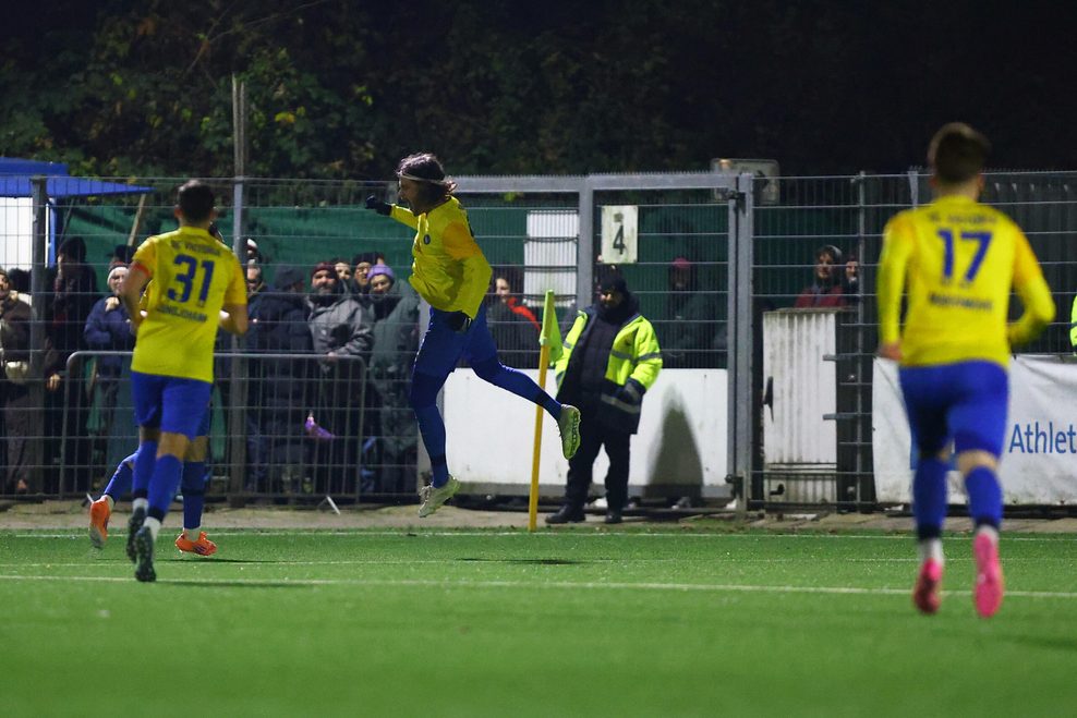 SC Victoria-Spieler Sönke Meyer bejubelt seinen Treffer