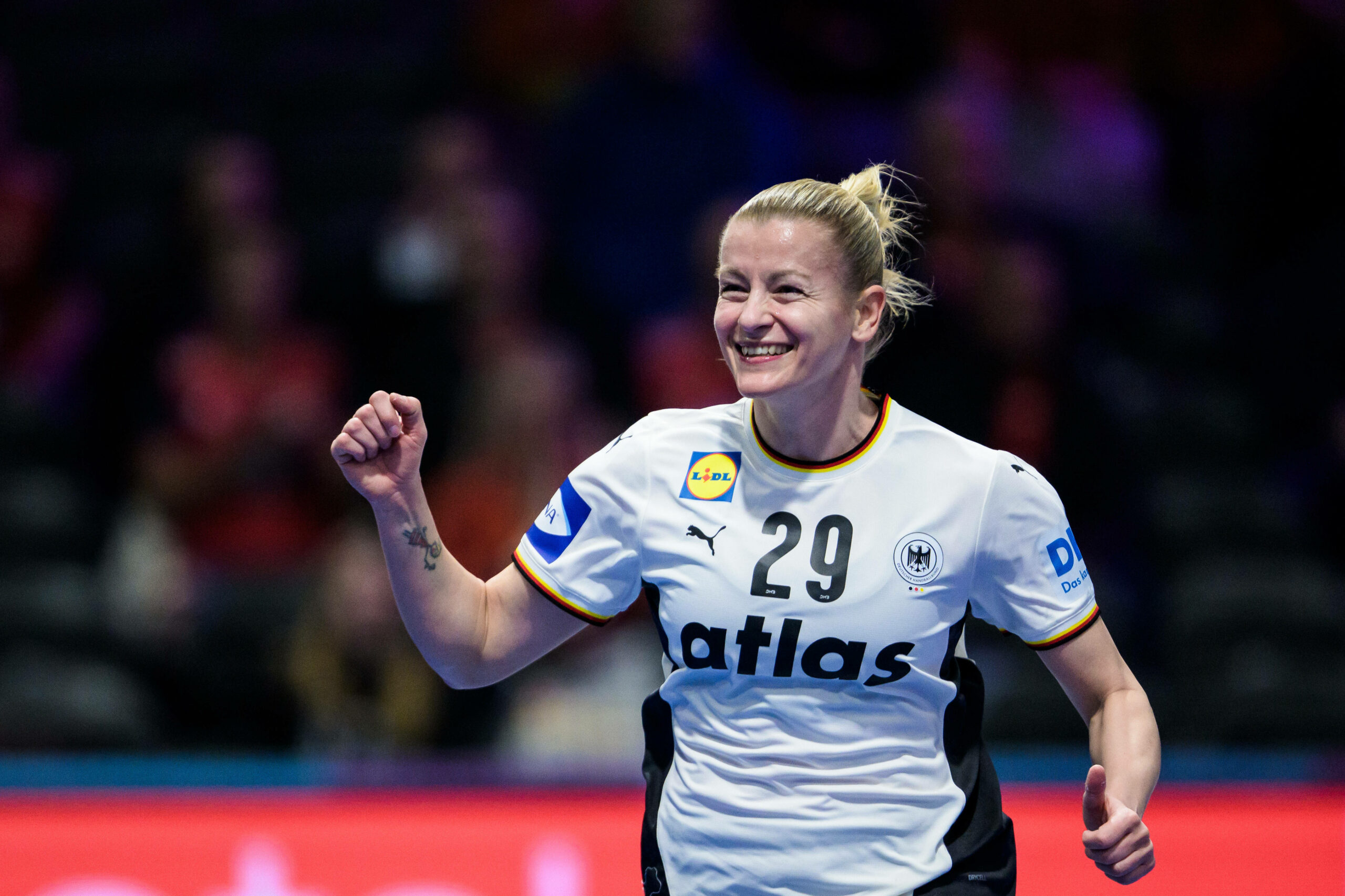 Handballerin Antje Döll jubelt