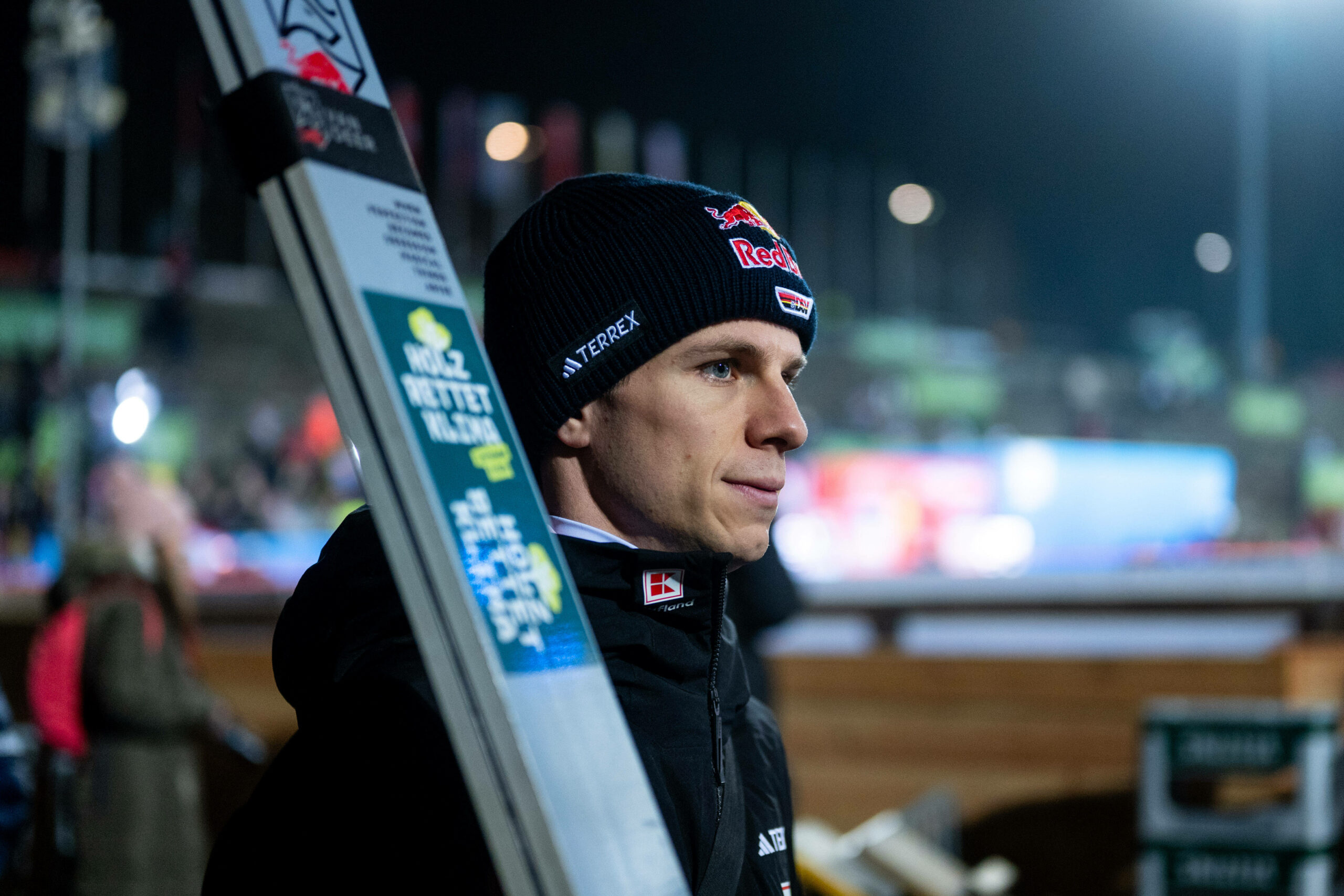 Andreas Wellinger neben seinen Skiern