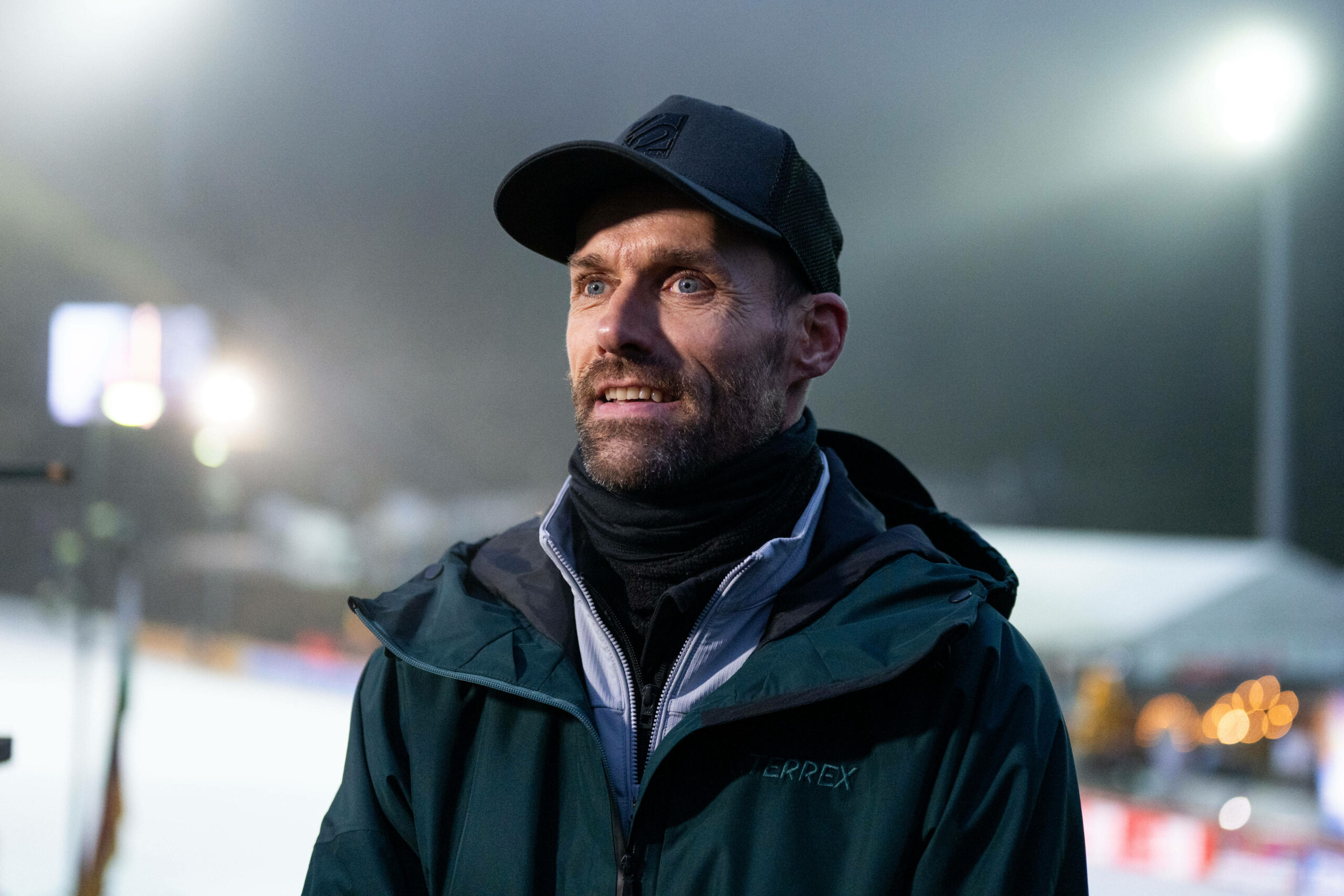 Sven Hannawald positiv gelaunt neben der Piste