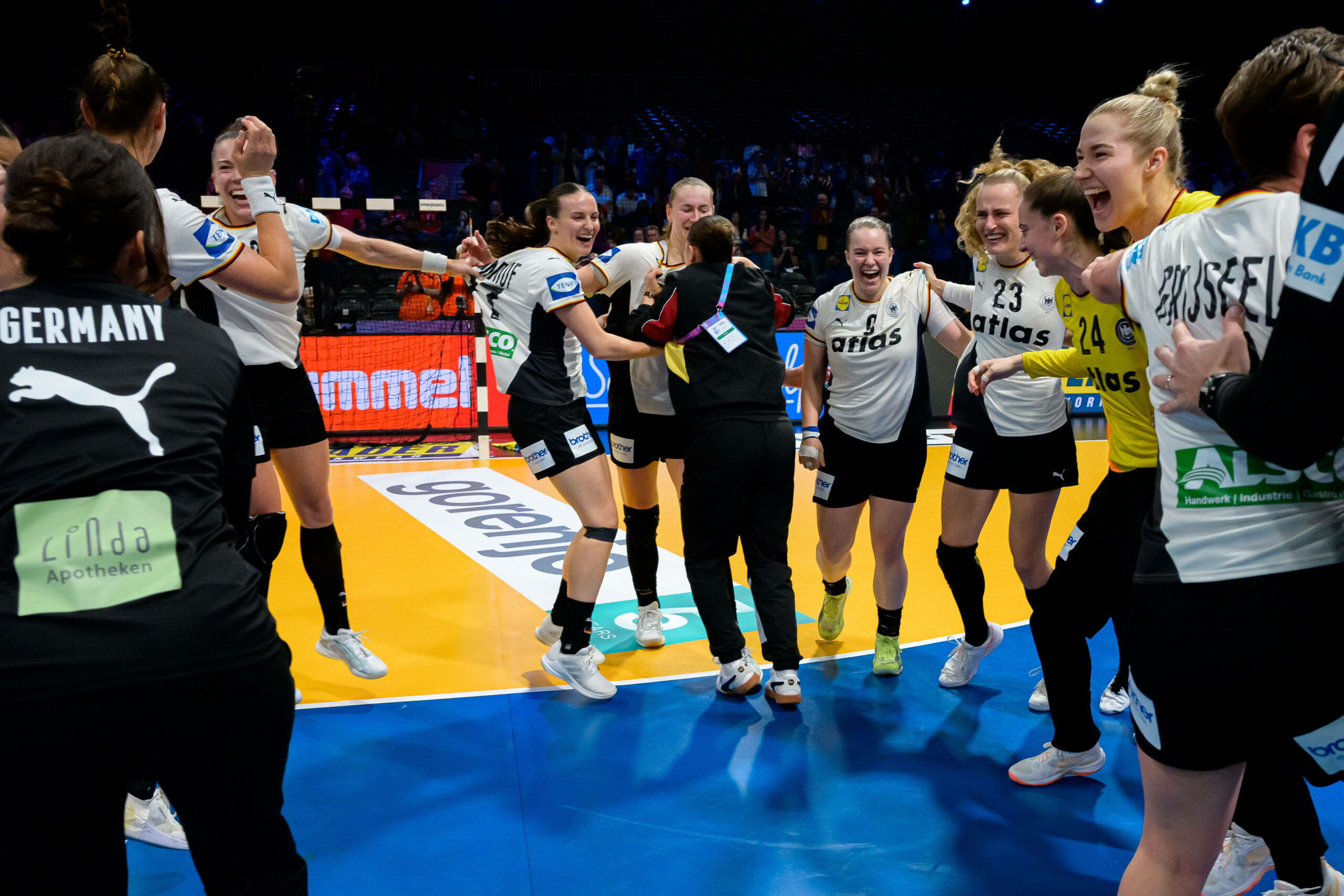 Die DHB-Frauen jubeln nach dem WM-Finaleinzug