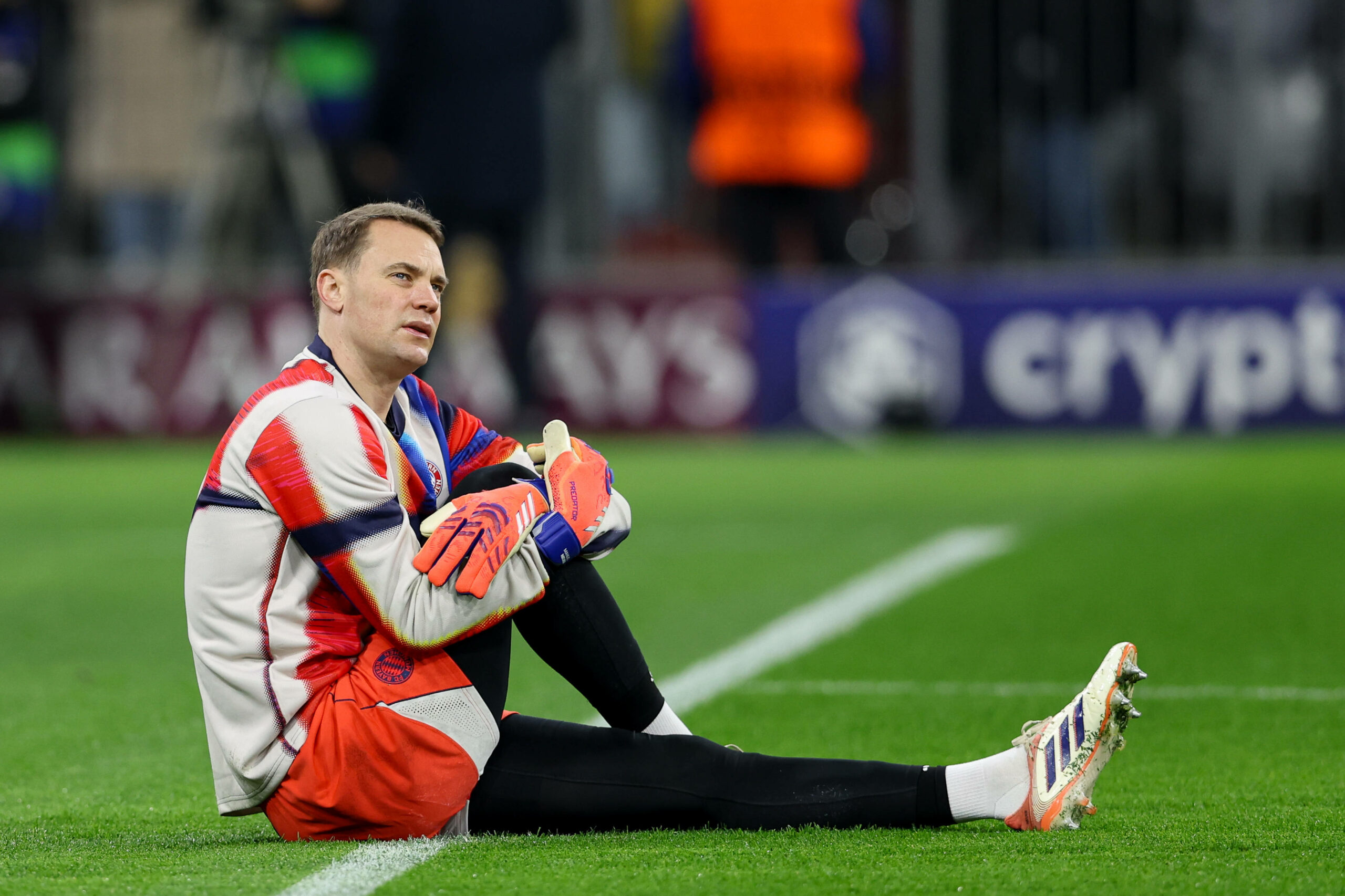 Manuel Neuer sitzt auf dem Boden