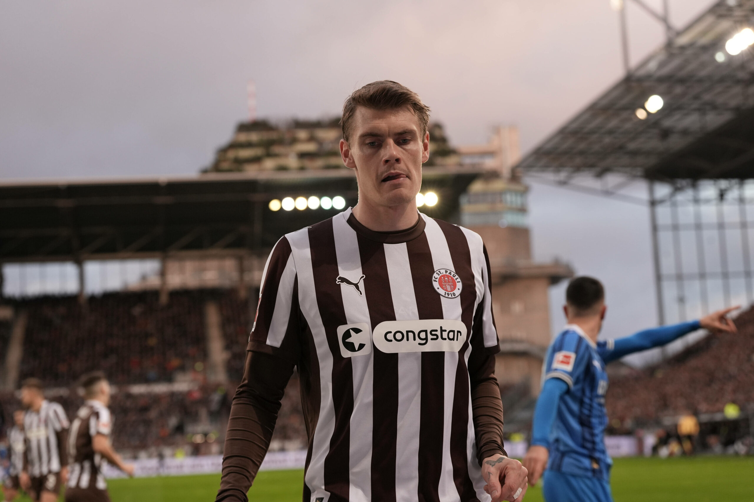 St. Pauli-Verteidiger Eric Smith schaut enttäuscht