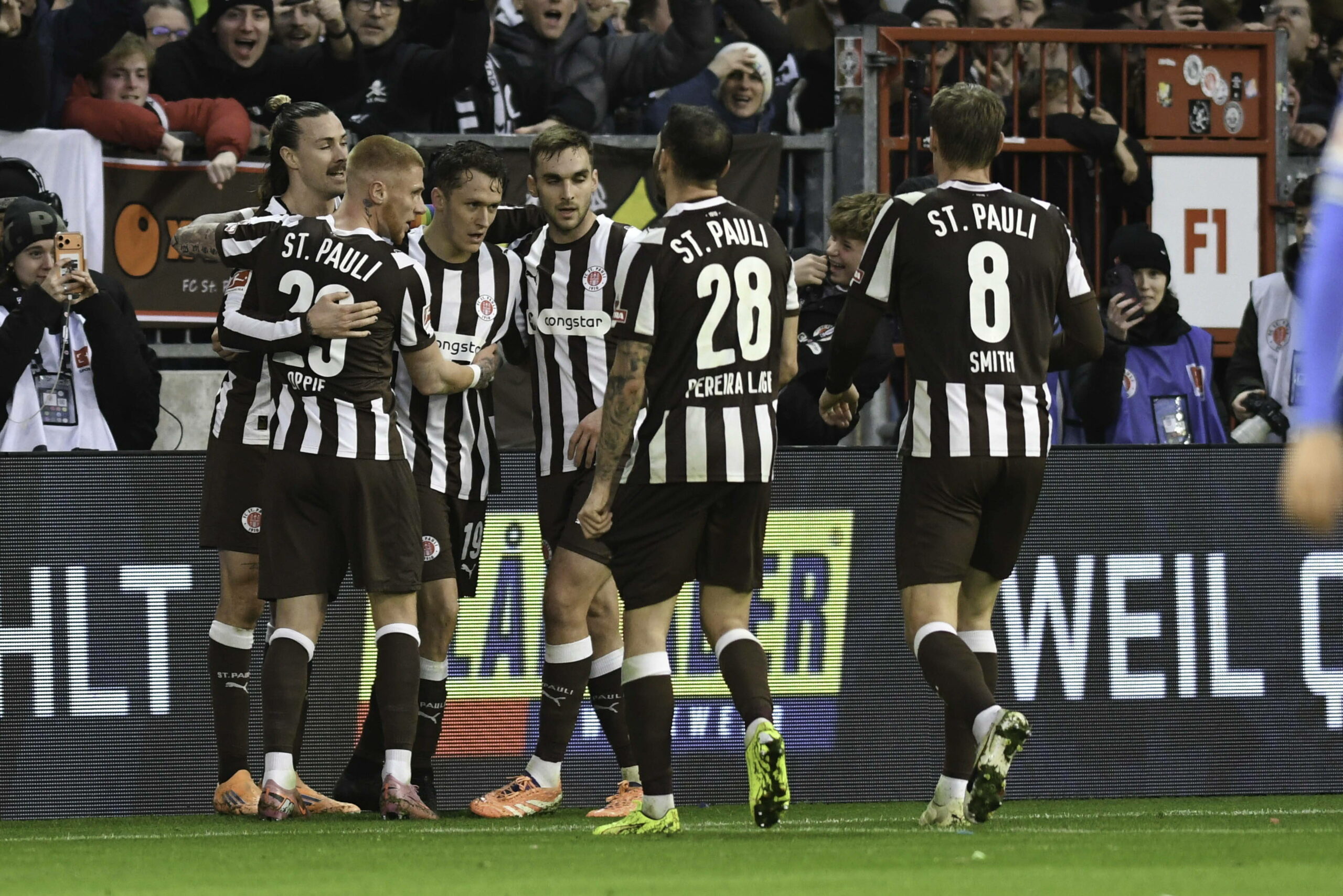 St. Pauli-Spieler herzen den doppelten Torschützen Martijn Kaars