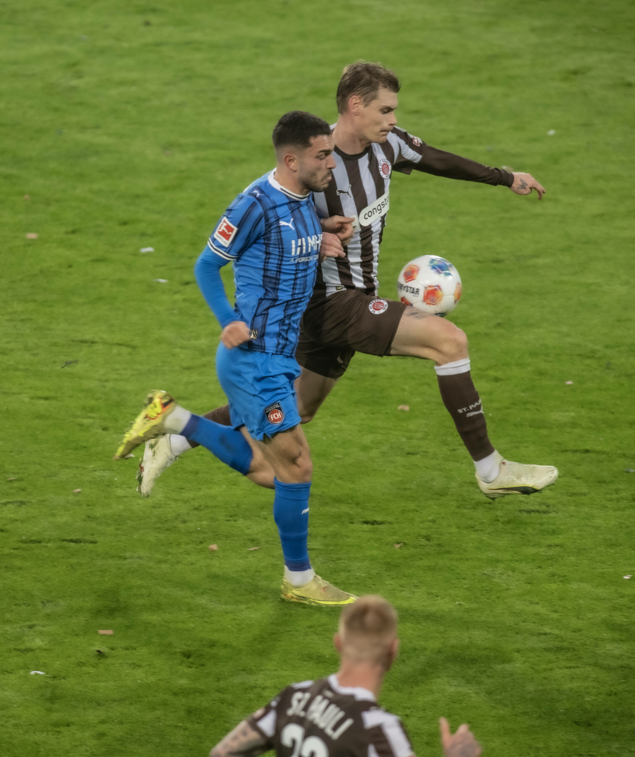 Heidenheims Marvin Pieringer im Duell mit St. Paulis Eric Smith