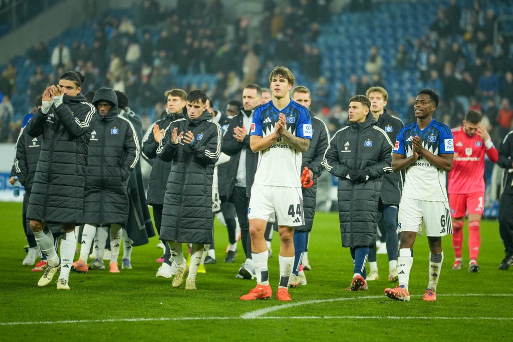 HSV-Profis enttäuscht vor der Hamburger Fankurve in Hoffenheim