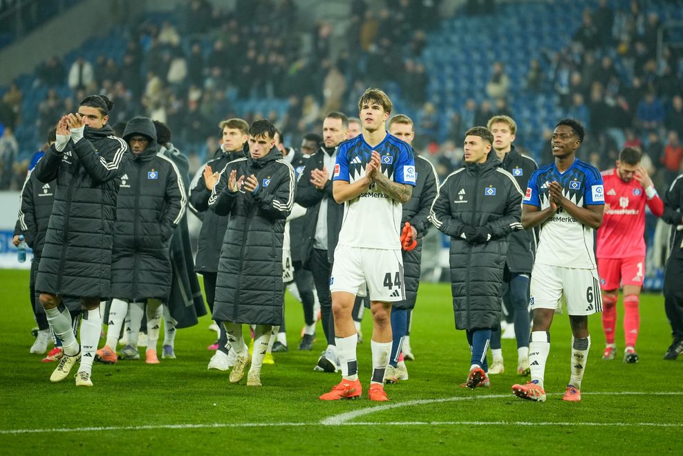 HSV-Profis enttäuscht vor der Hamburger Fankurve in Hoffenheim