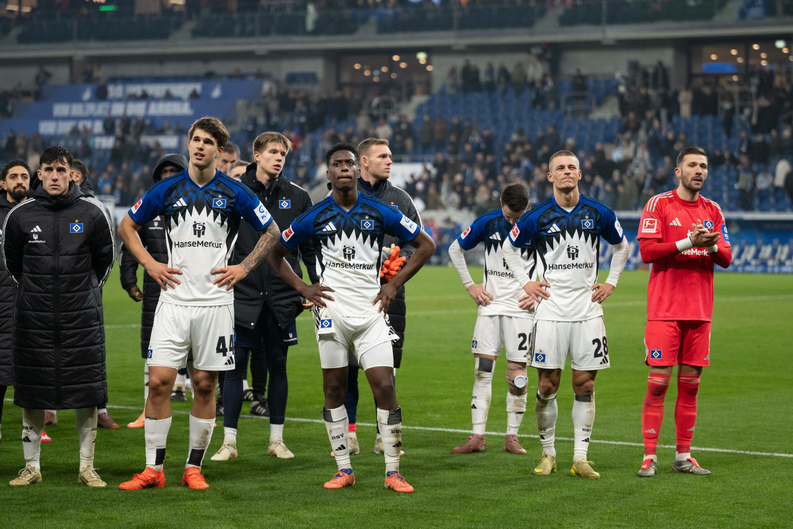 HSV-Profis enttäuscht vor der Hamburger Fankurve in Hoffenheim