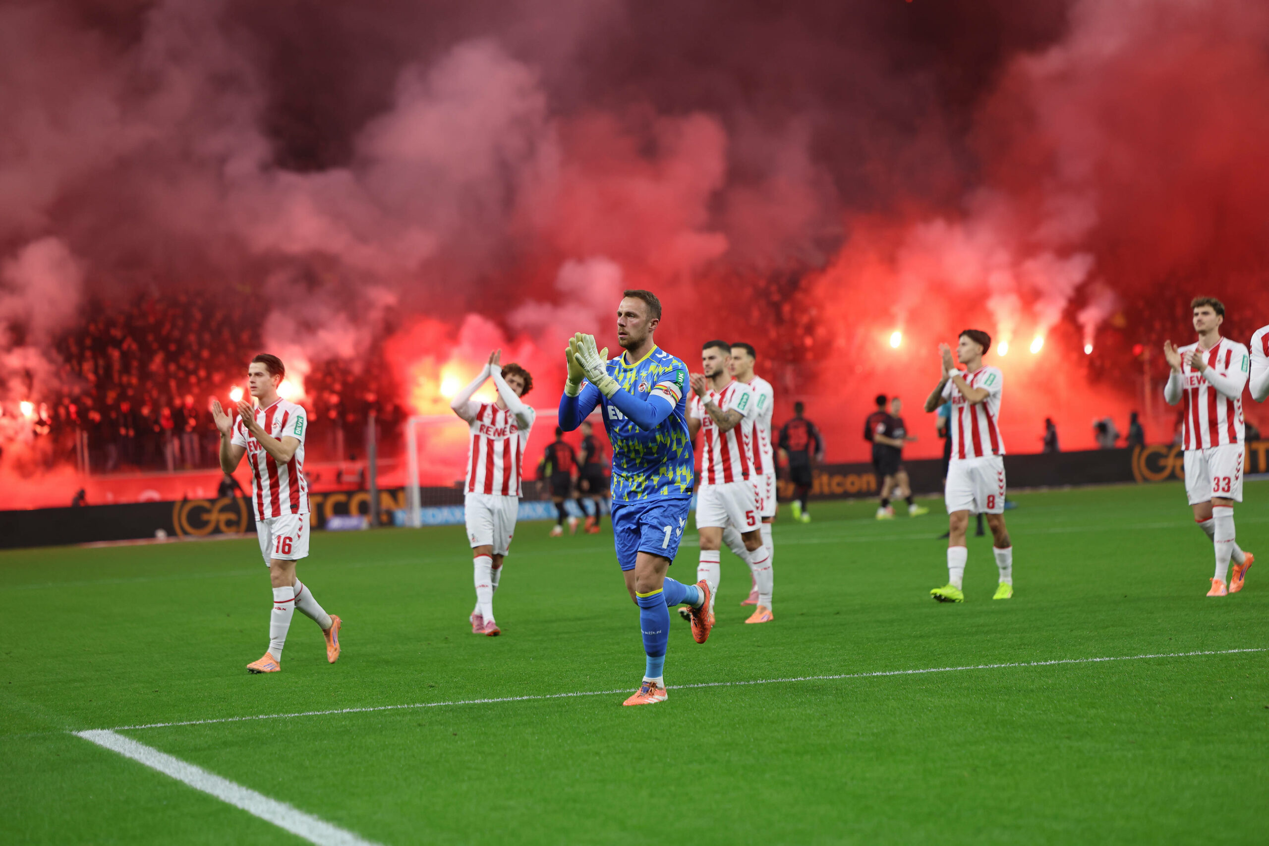 Spieler des 1. FC Köln klatschen vor ihren Fans