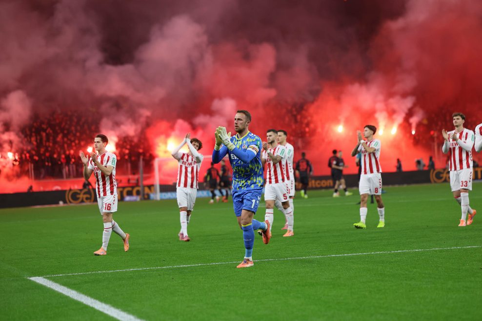 Spieler des 1. FC Köln klatschen vor ihren Fans