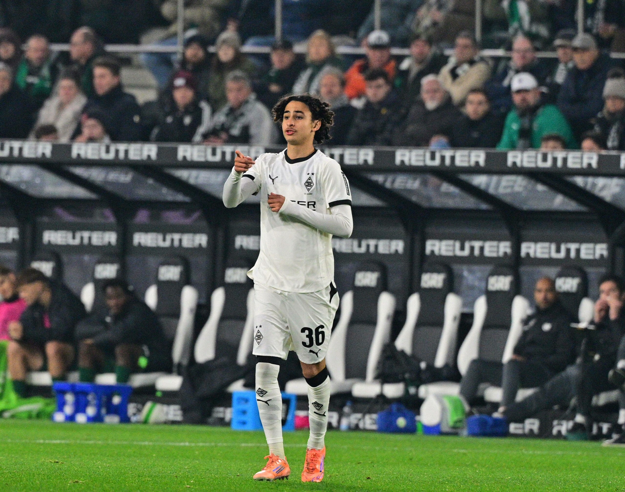 Borussia Mönchengladbach-Spieler Wael Mohya gibt Anweisungen auf dem Spielfeld