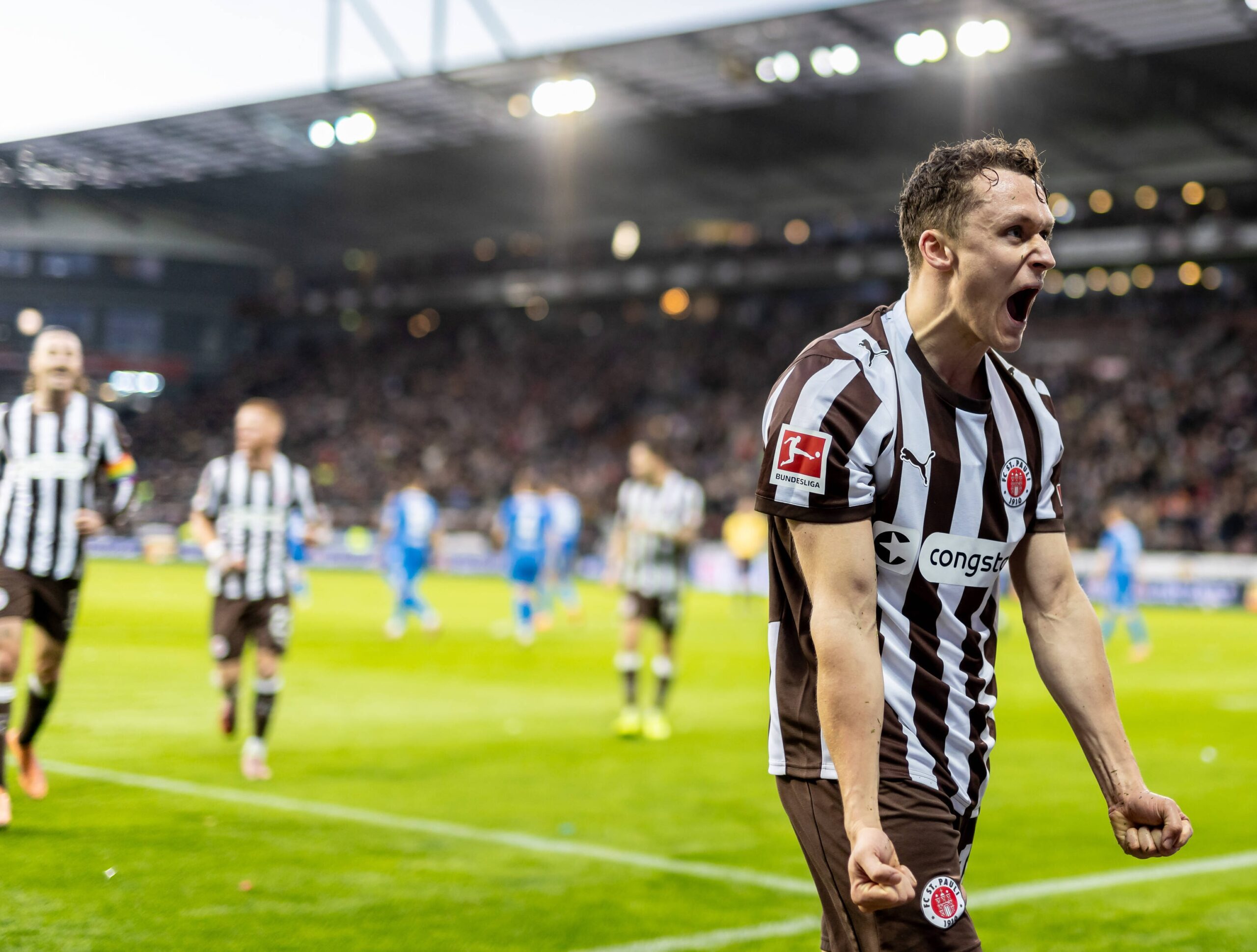 St. Paulis Martijn Kaars bejubelt ein Tor gegen Heidenheim