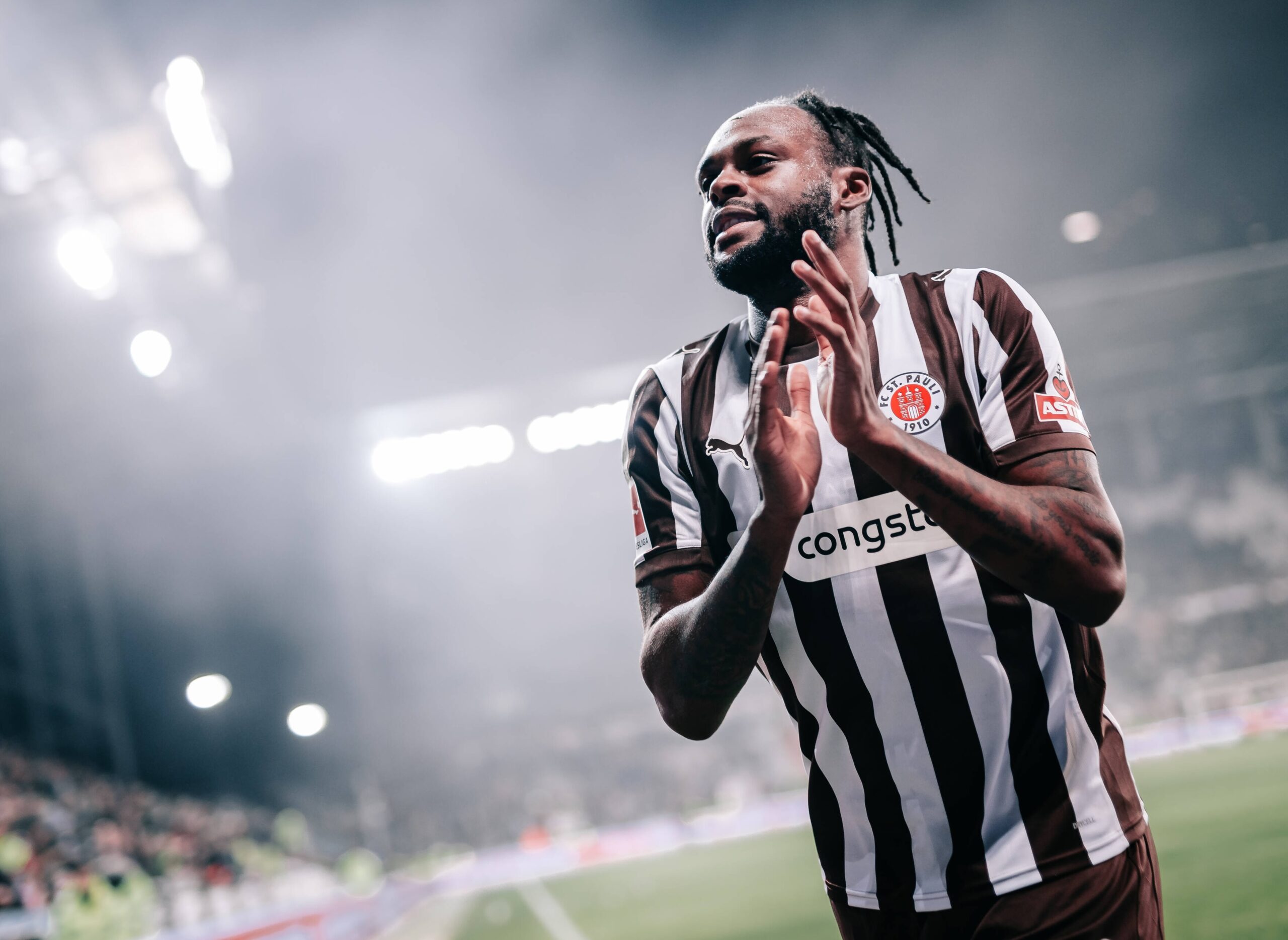 Ricky-Jade Jones applaudiert am Millerntor