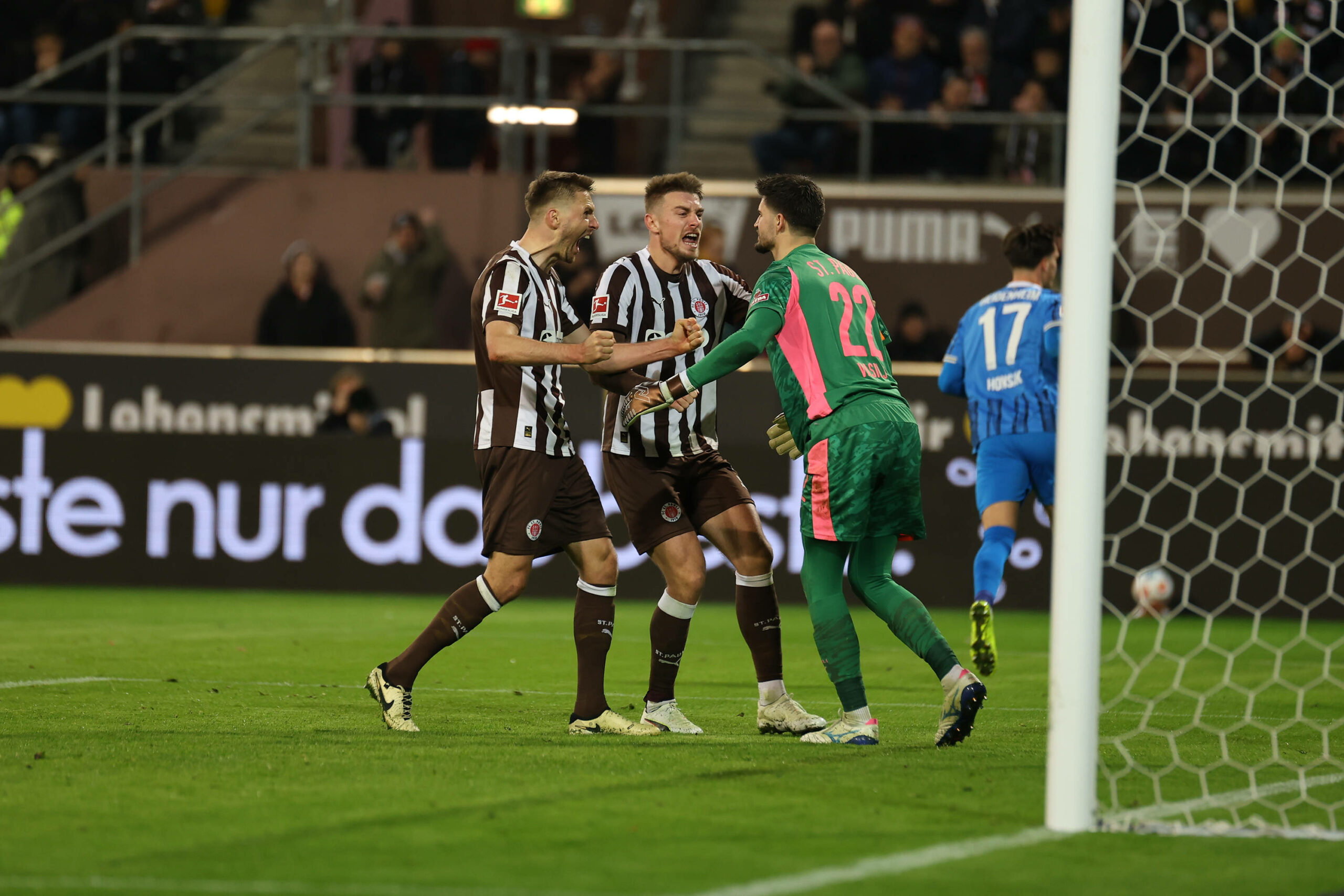 Karol Mets, Hauke Wahl und Nikola Vasilj jubeln