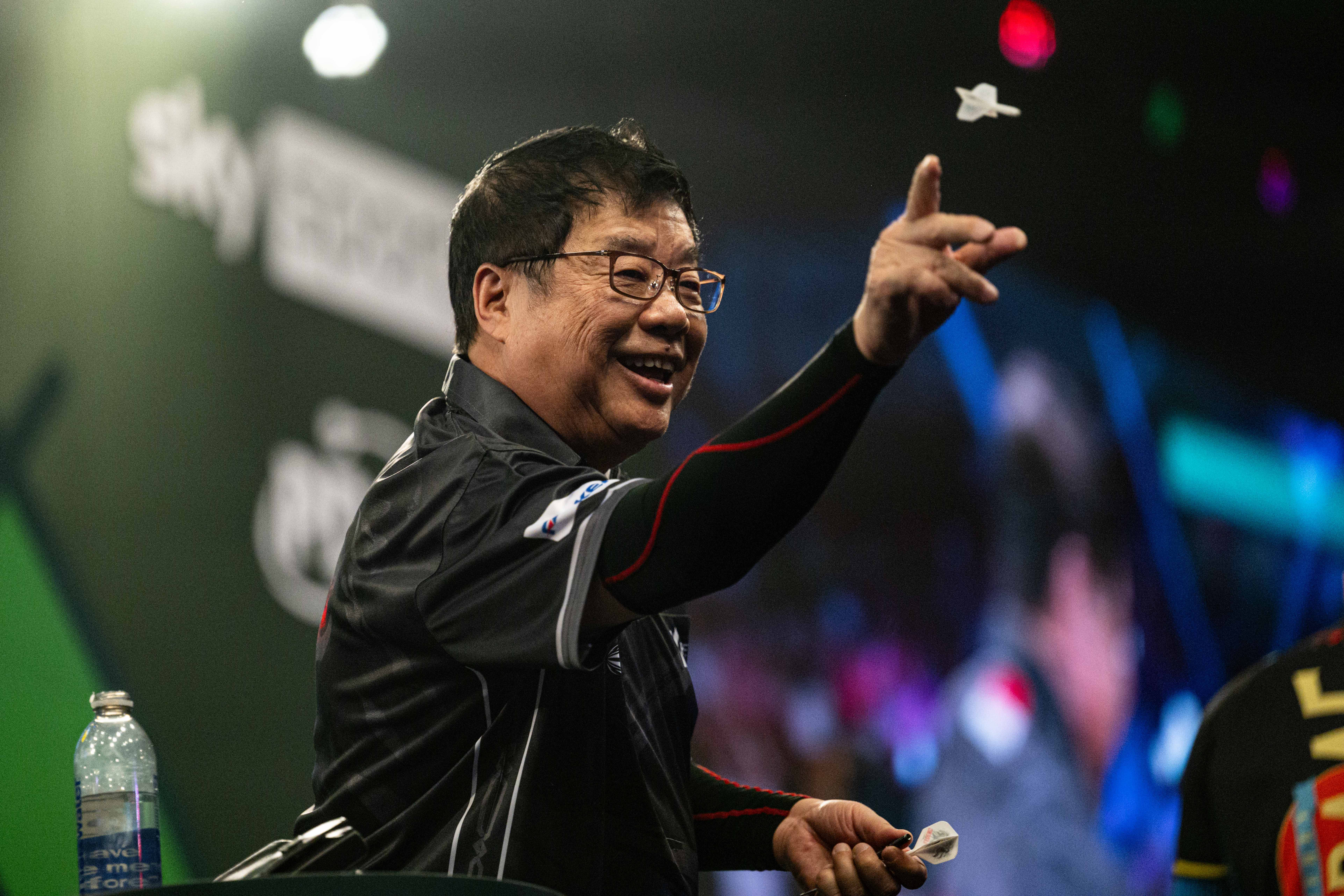 Paul Lim feiert seinen Erstrunden-Sieg bei der Darts-WM.
