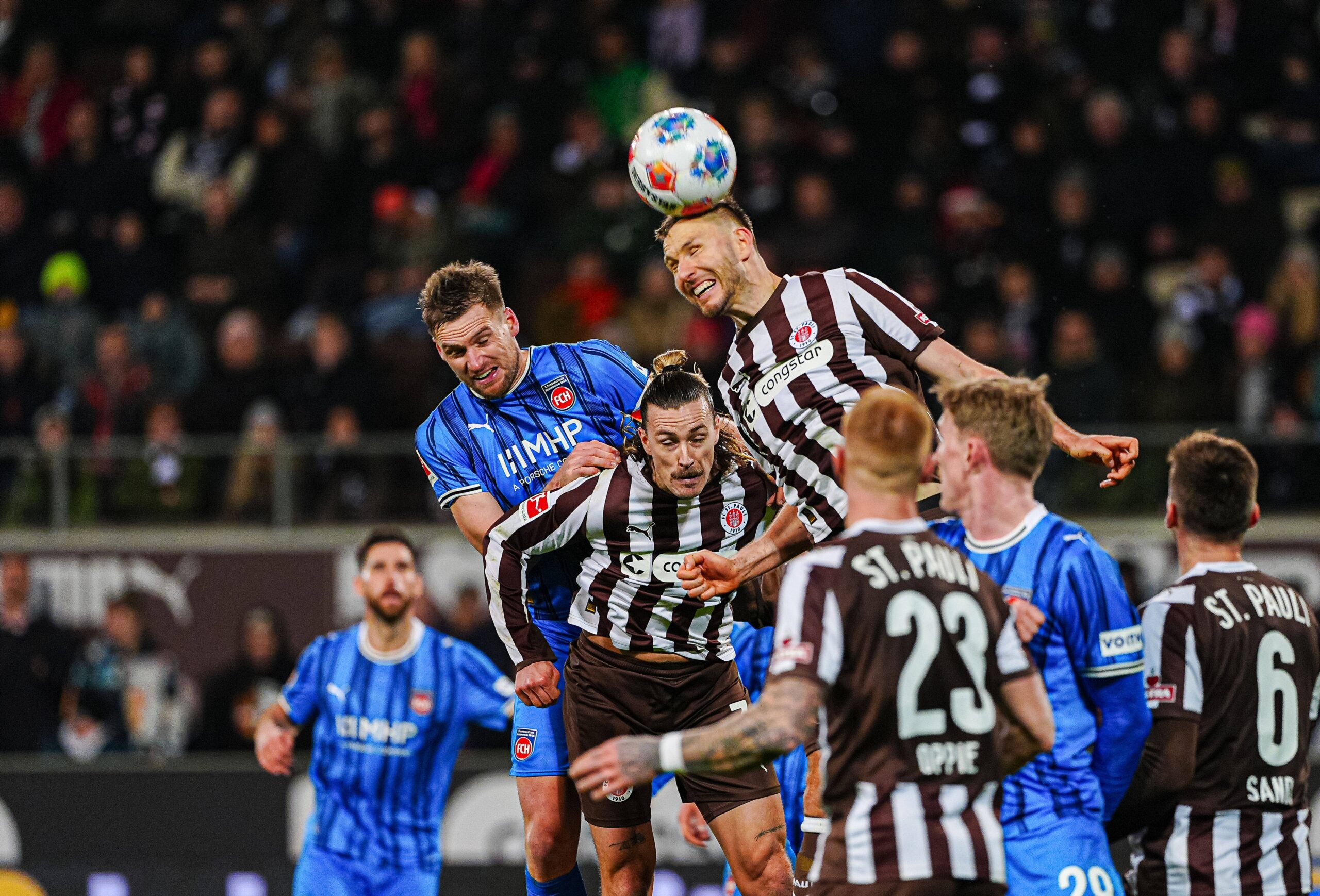 Karol Mets beim Kopfball gegen Heidenheim