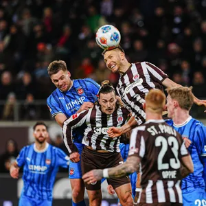 Karol Mets beim Kopfball gegen Heidenheim
