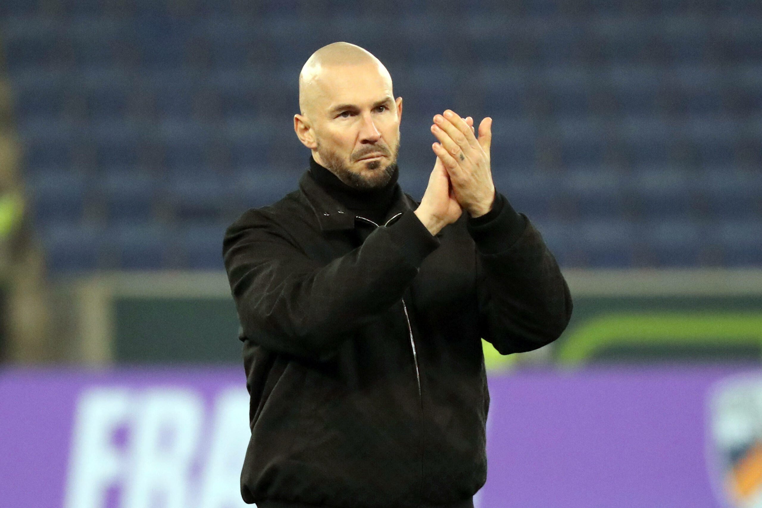 Hoffenheim-Trainer Christian Ilzer klatscht in die Hände.