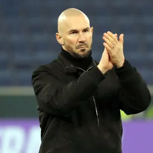 Hoffenheim-Trainer Christian Ilzer klatscht in die Hände.