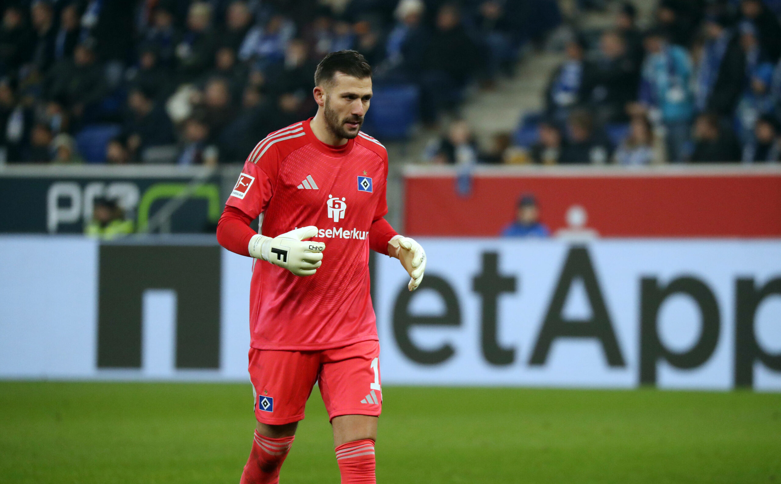 Daniel Heuer Fernandes auf dem Weg in sein HSV-Tor