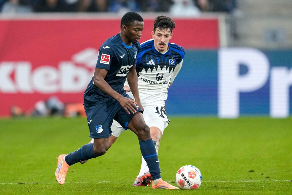 Bazoumana Touré im Zweikampf mit HSV Spieler