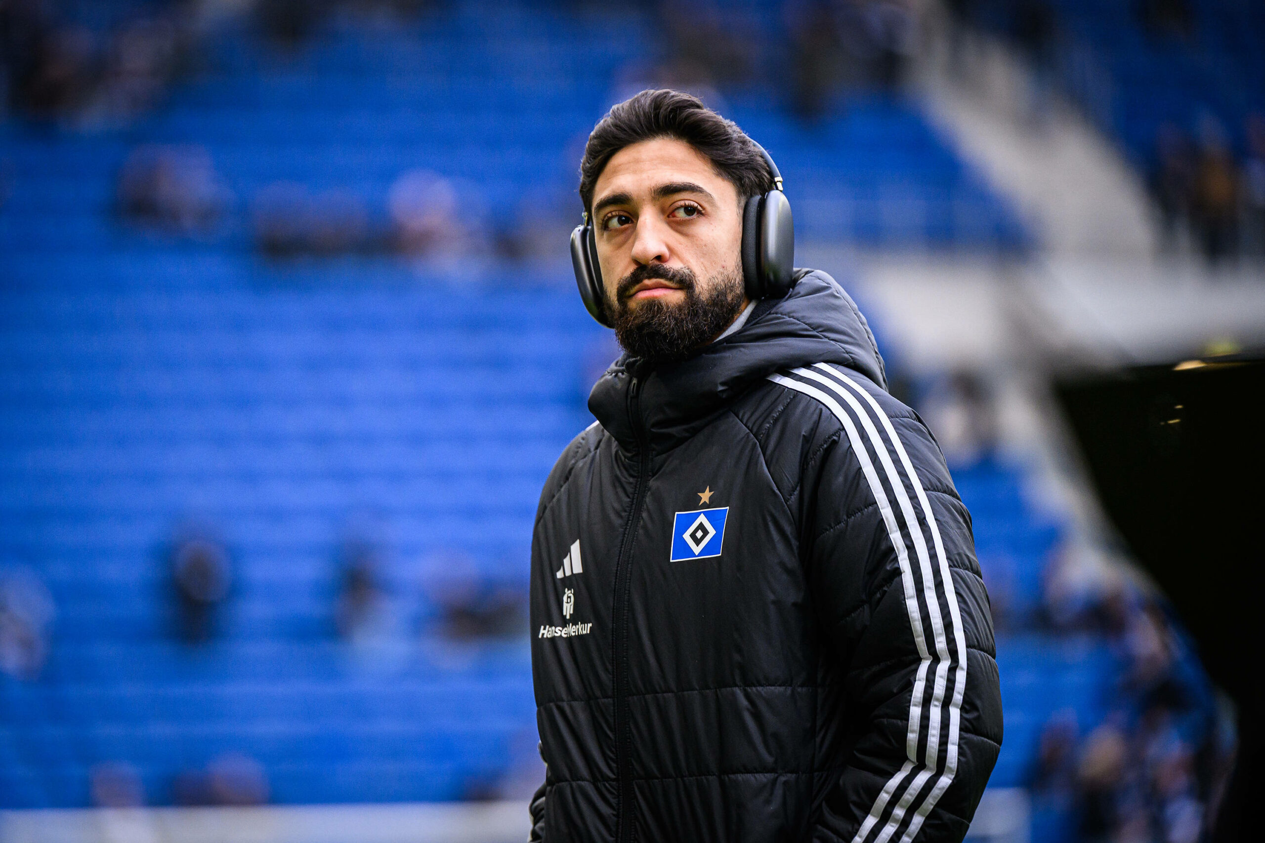 Immanuel Pherai mit Kopfhörern auf den Ohren