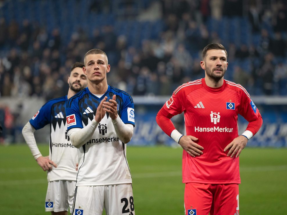 Miro Muheim und Daniel Heuer Fernandes stehen enttäuscht vor den Fans