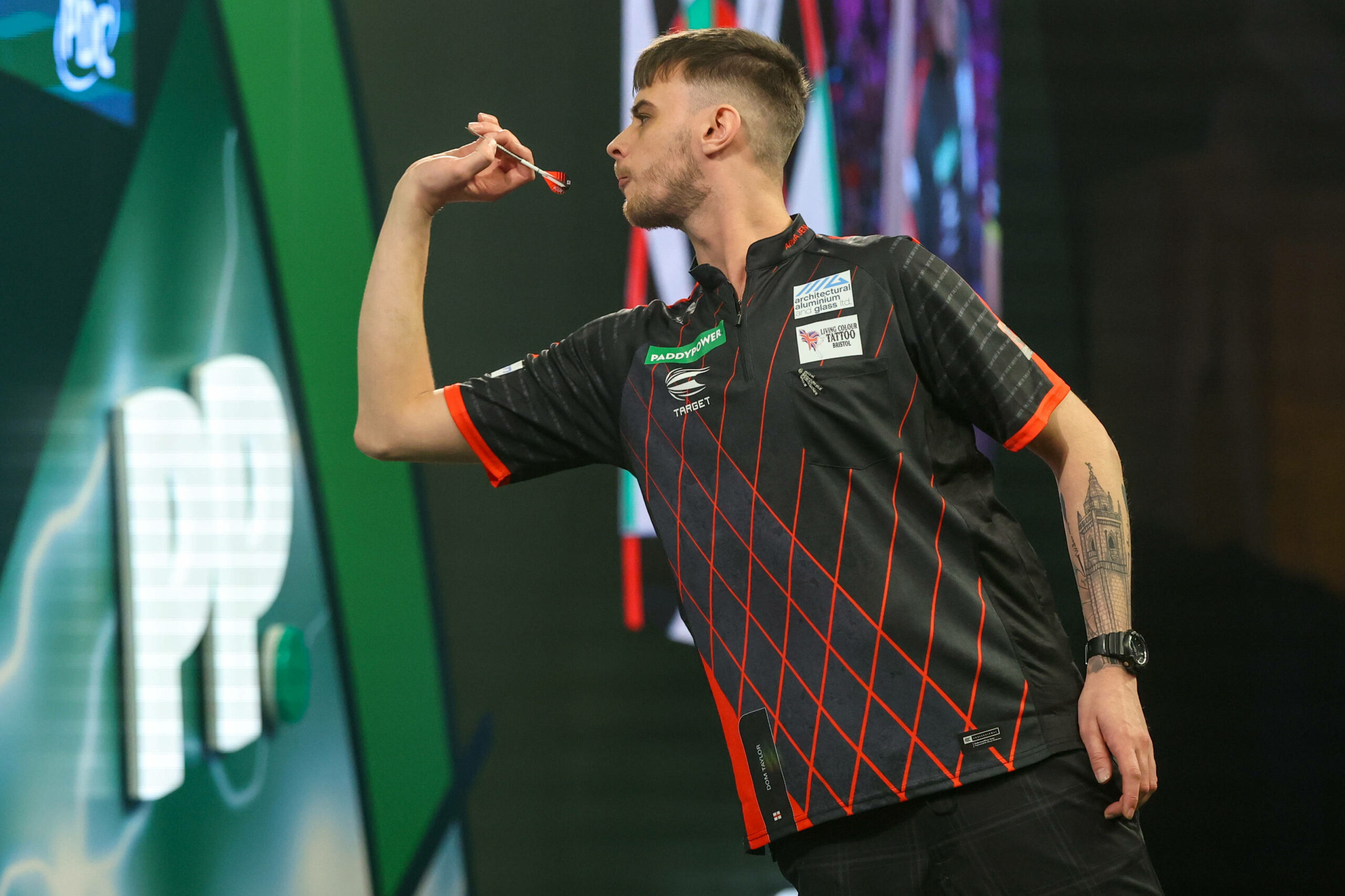Dom Taylor wirft Darts