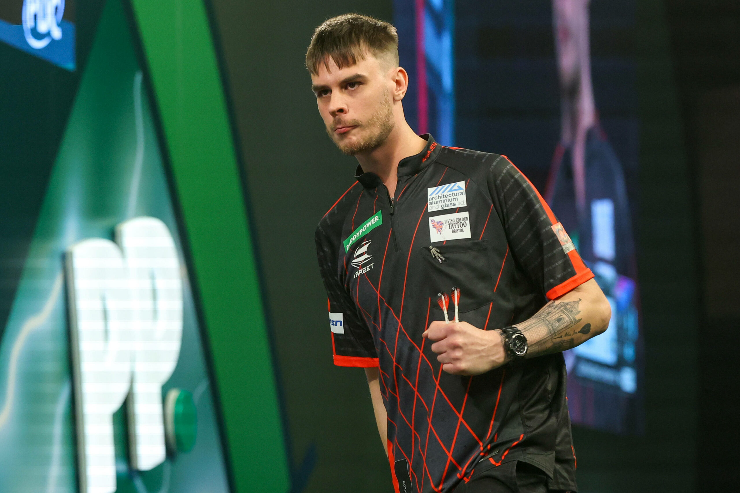 Dom Taylor schaut unzufrieden