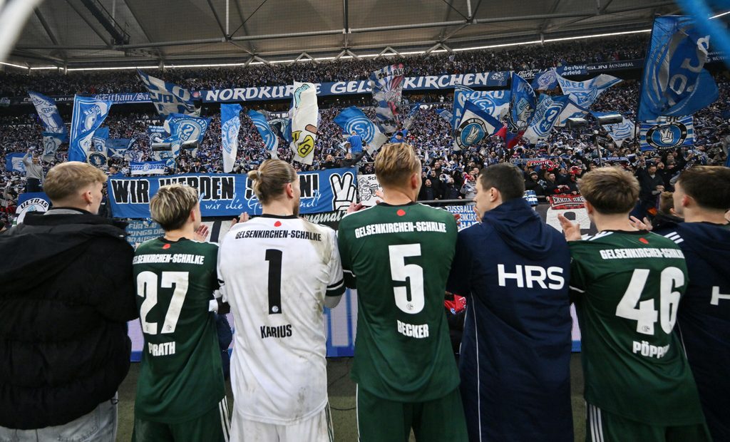 Schalke 04-Spieler feiern vor ihren Fans