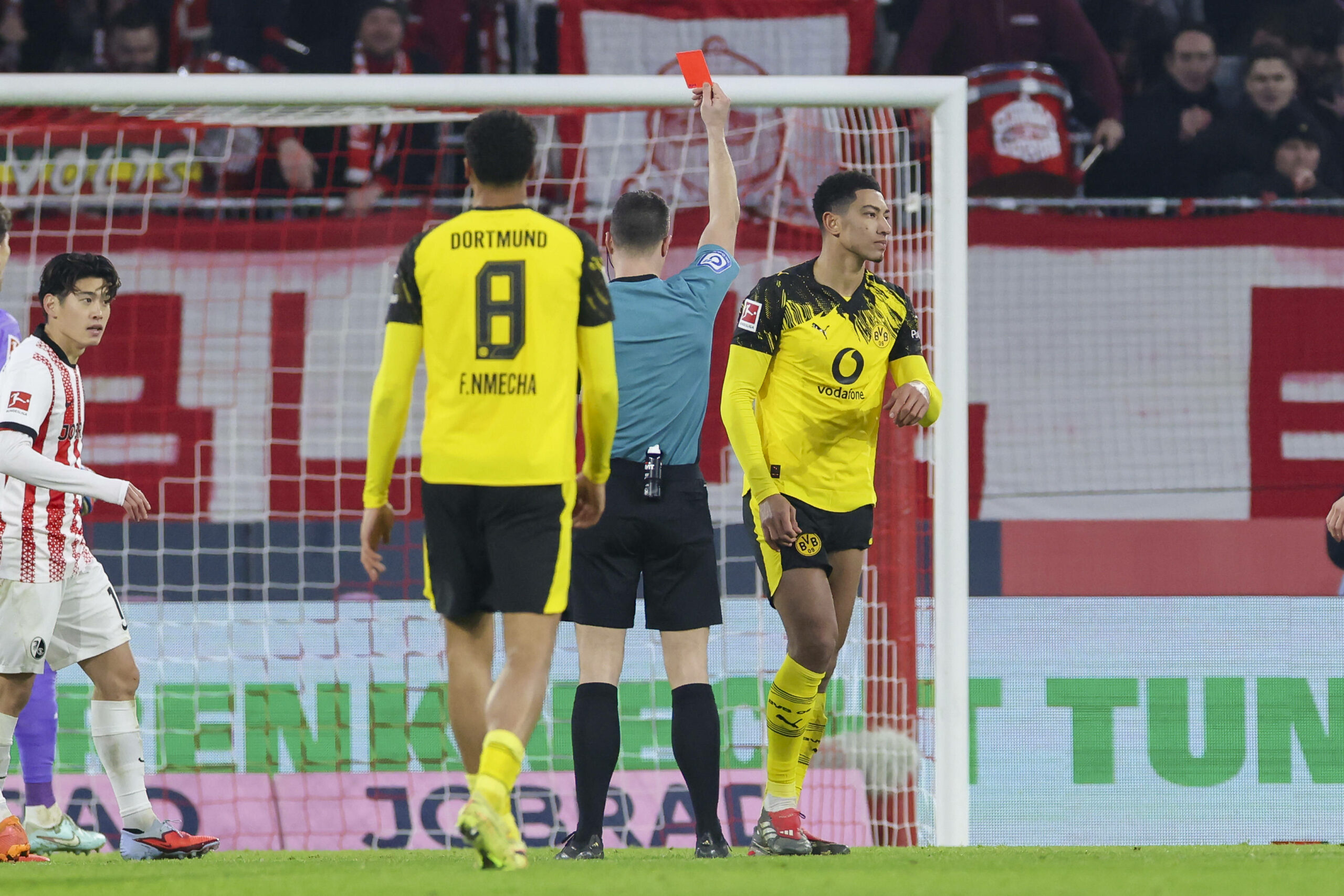 BVB-Spieler Jobe Bellingham wird die Rote Karte gezeigt