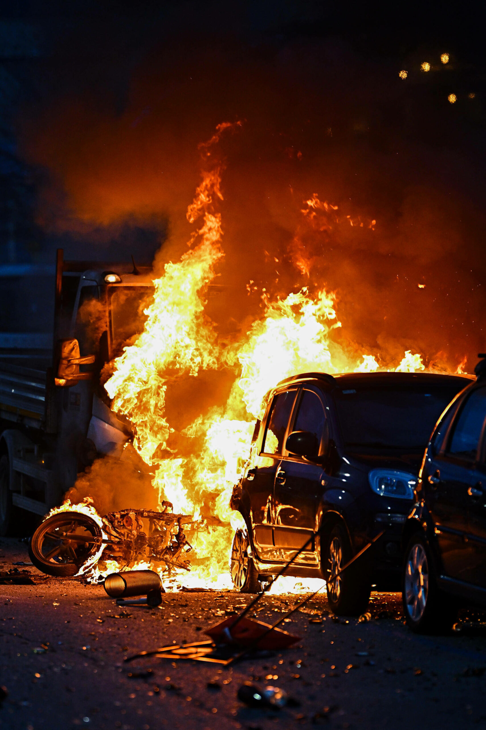 Transporter geht in Flammen auf