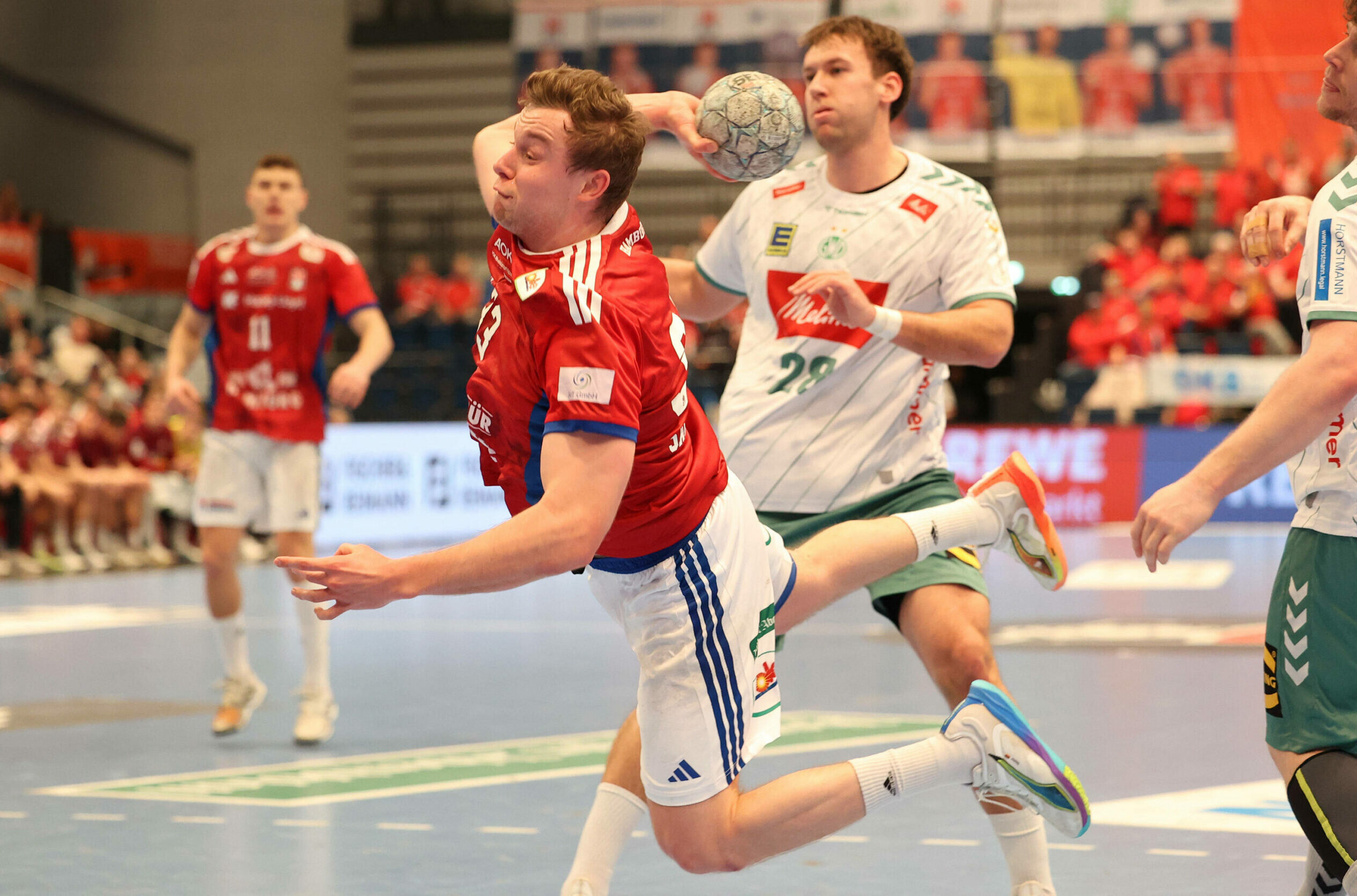 Hamburgs Rückraumspieler Moritz Sauter setzt such kraftvoll durch und wirft aufs Tor