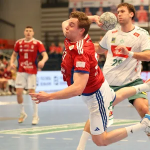 Hamburgs Rückraumspieler Moritz Sauter setzt such kraftvoll durch und wirft aufs Tor