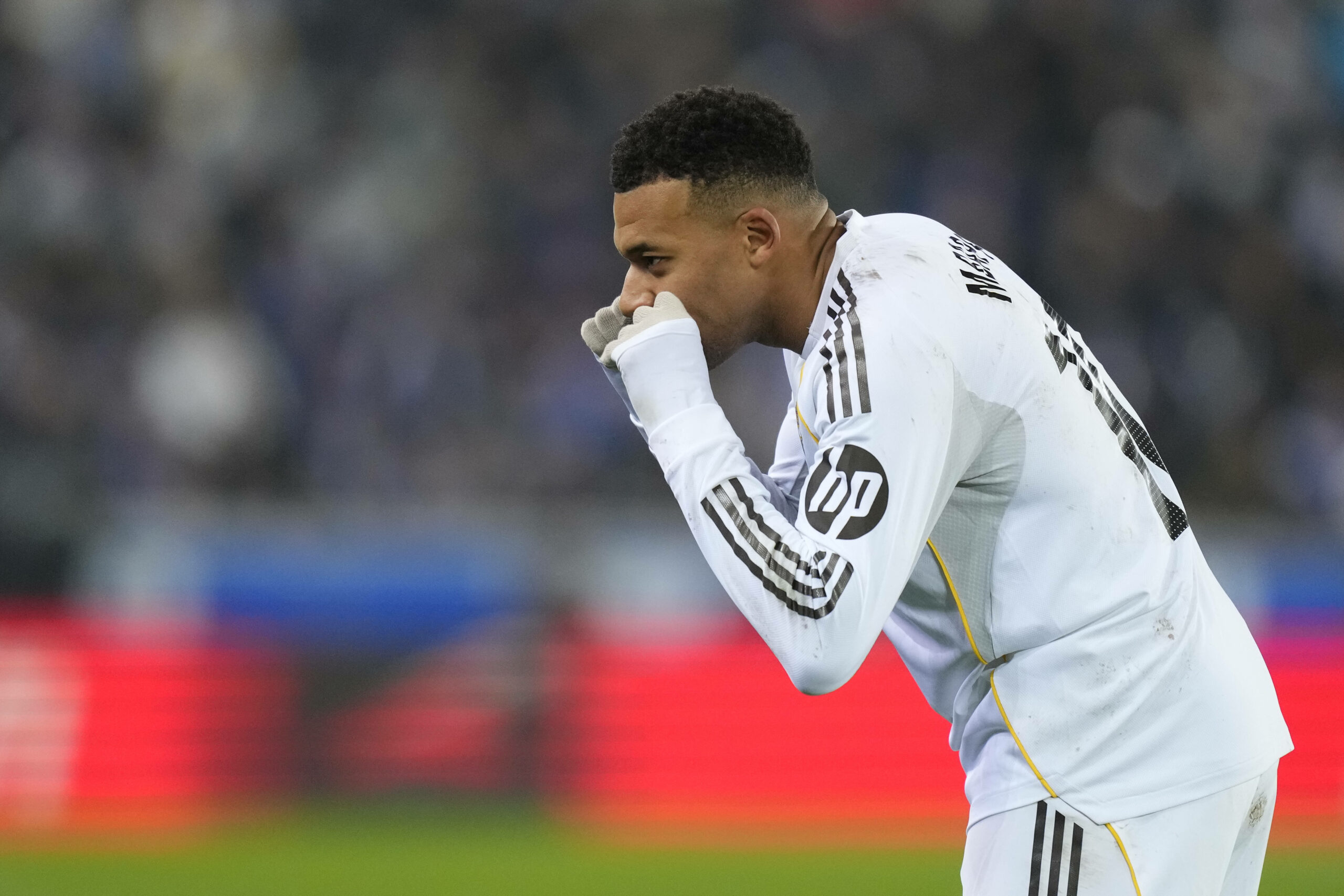 Kylian Mbappé jubelt mit einer Tränen-in-den-Augen-Geste.