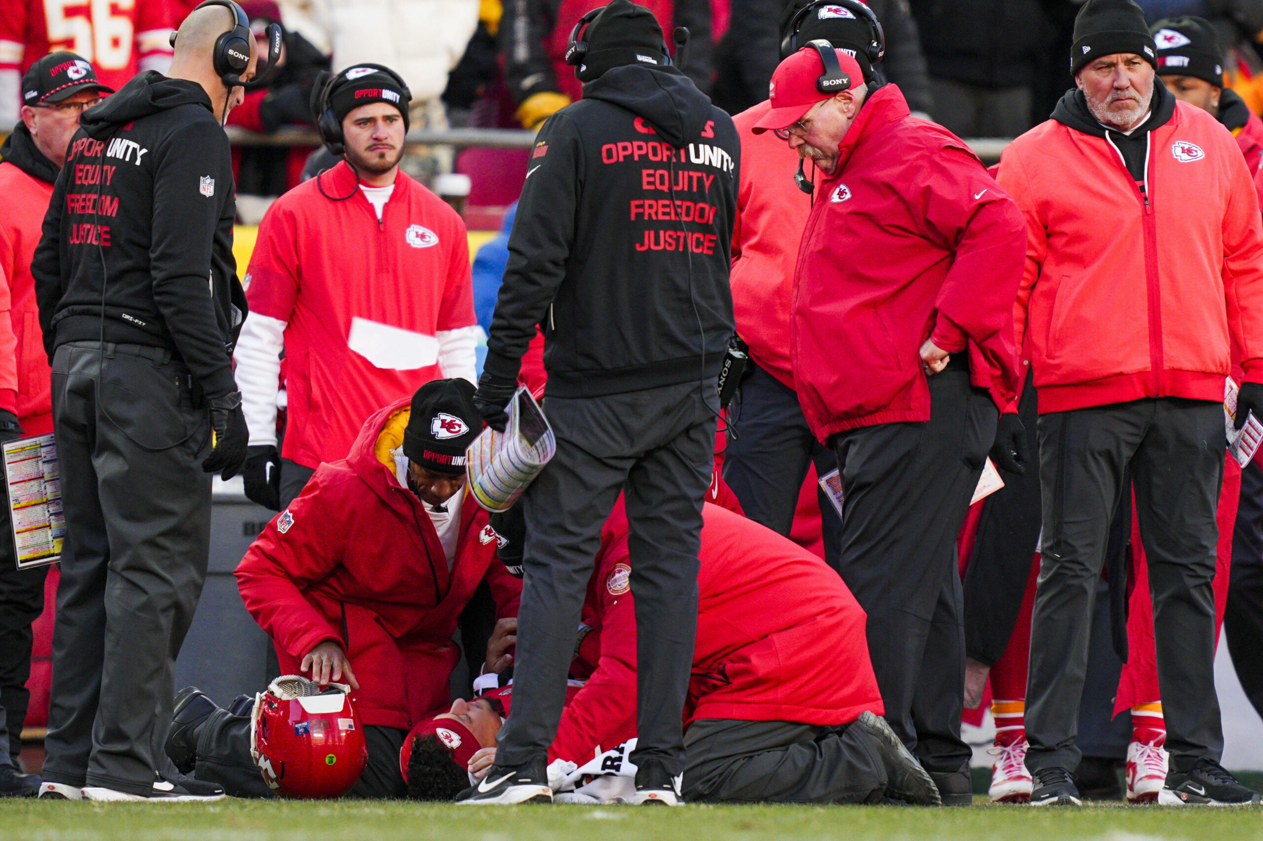 Patrick Mahomes liegt verletzt auf dem Rasen