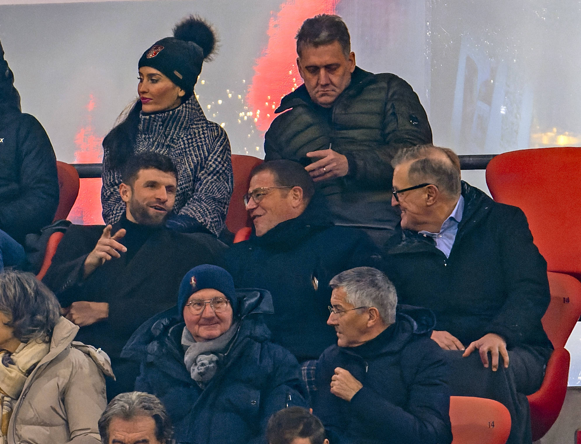 Thomas Müller im Stadion mit den Bayern-Bossen
