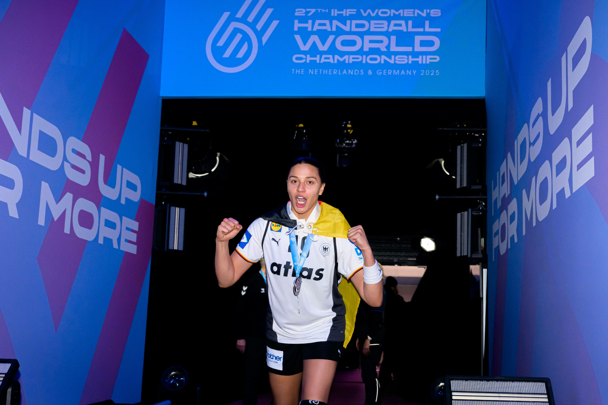 Aimee von Pereira läuft in die Handball-Halle ein