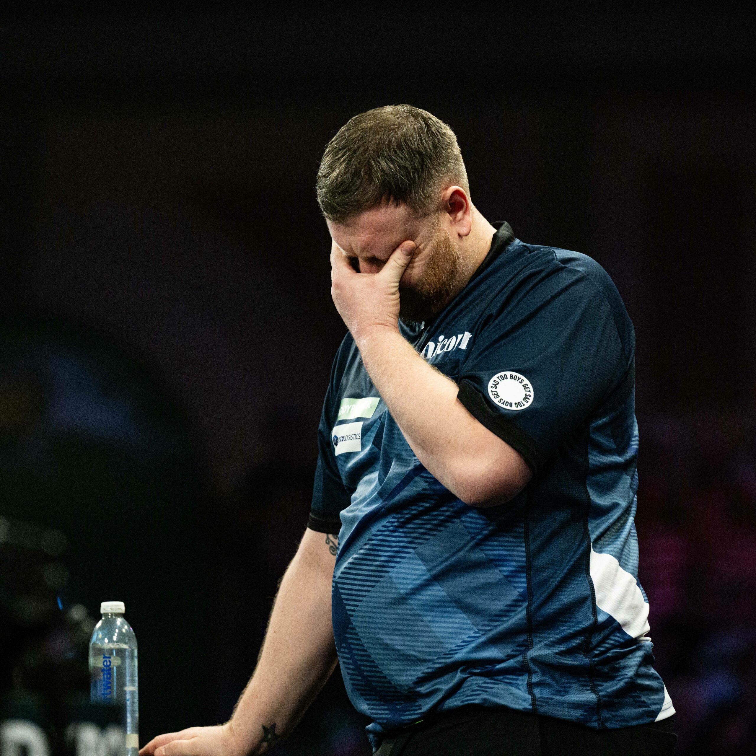 Cameron Manzies reibt sich die Tränen aus den Augen