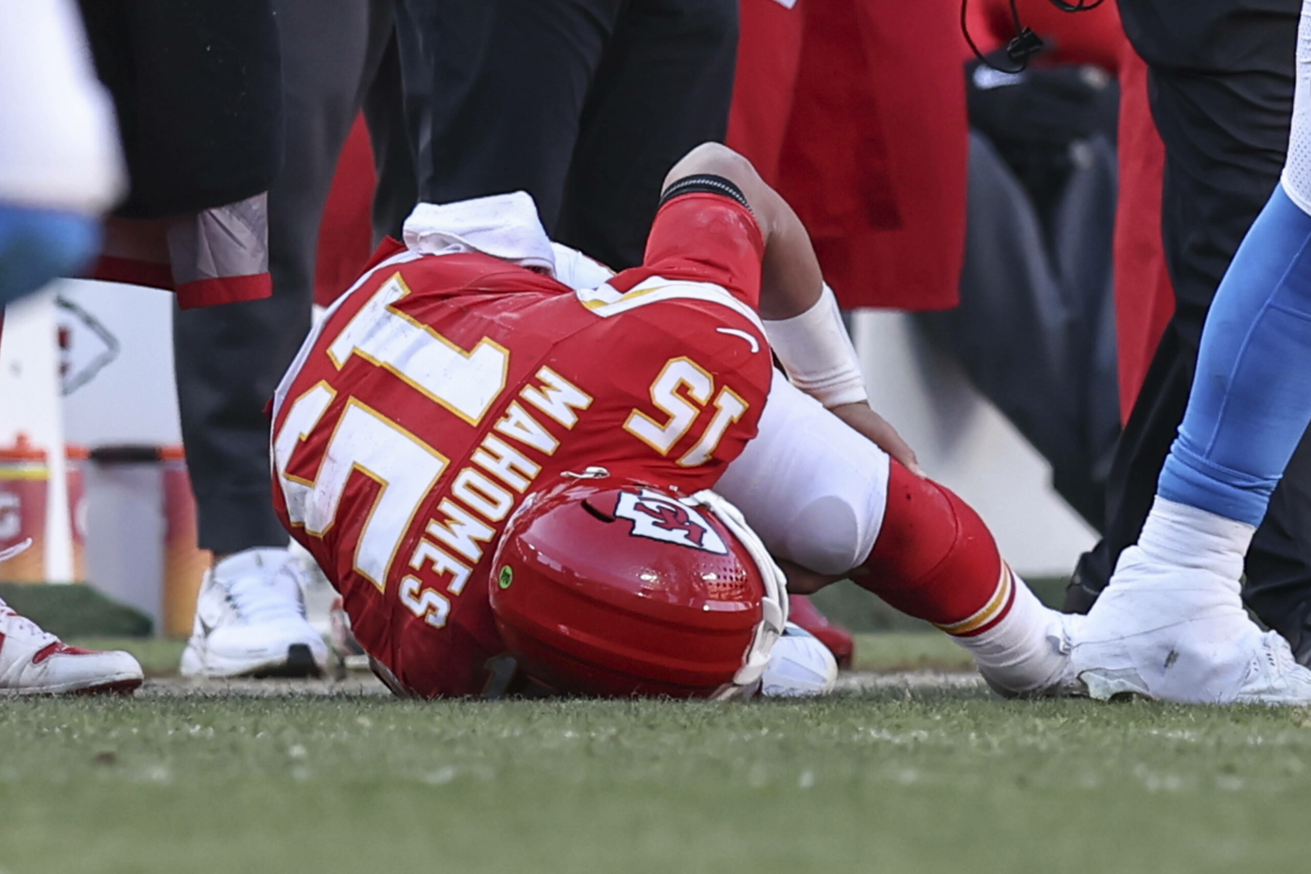 Patrick Mahomes liegt verletzt auf dem Rasen
