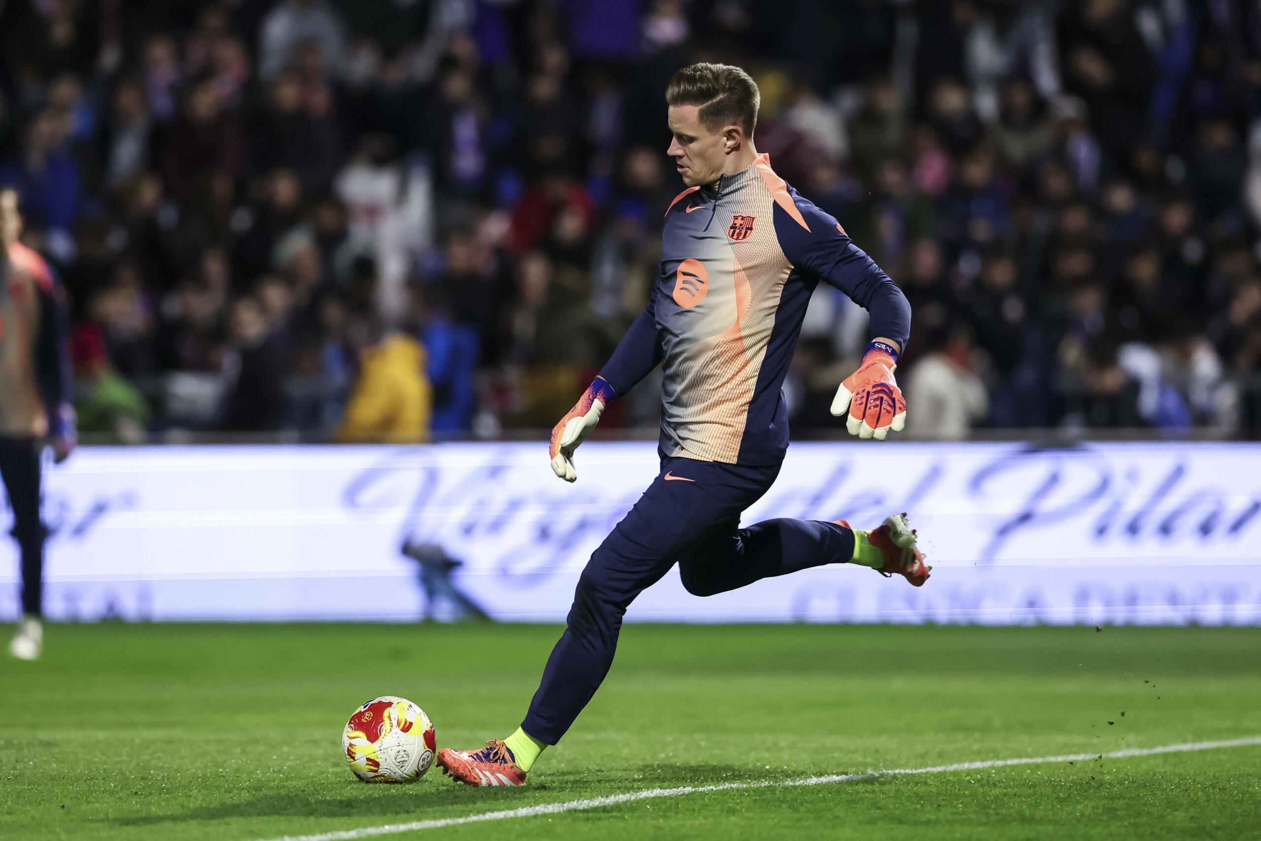 Marc-Andre ter Stegen am Ball