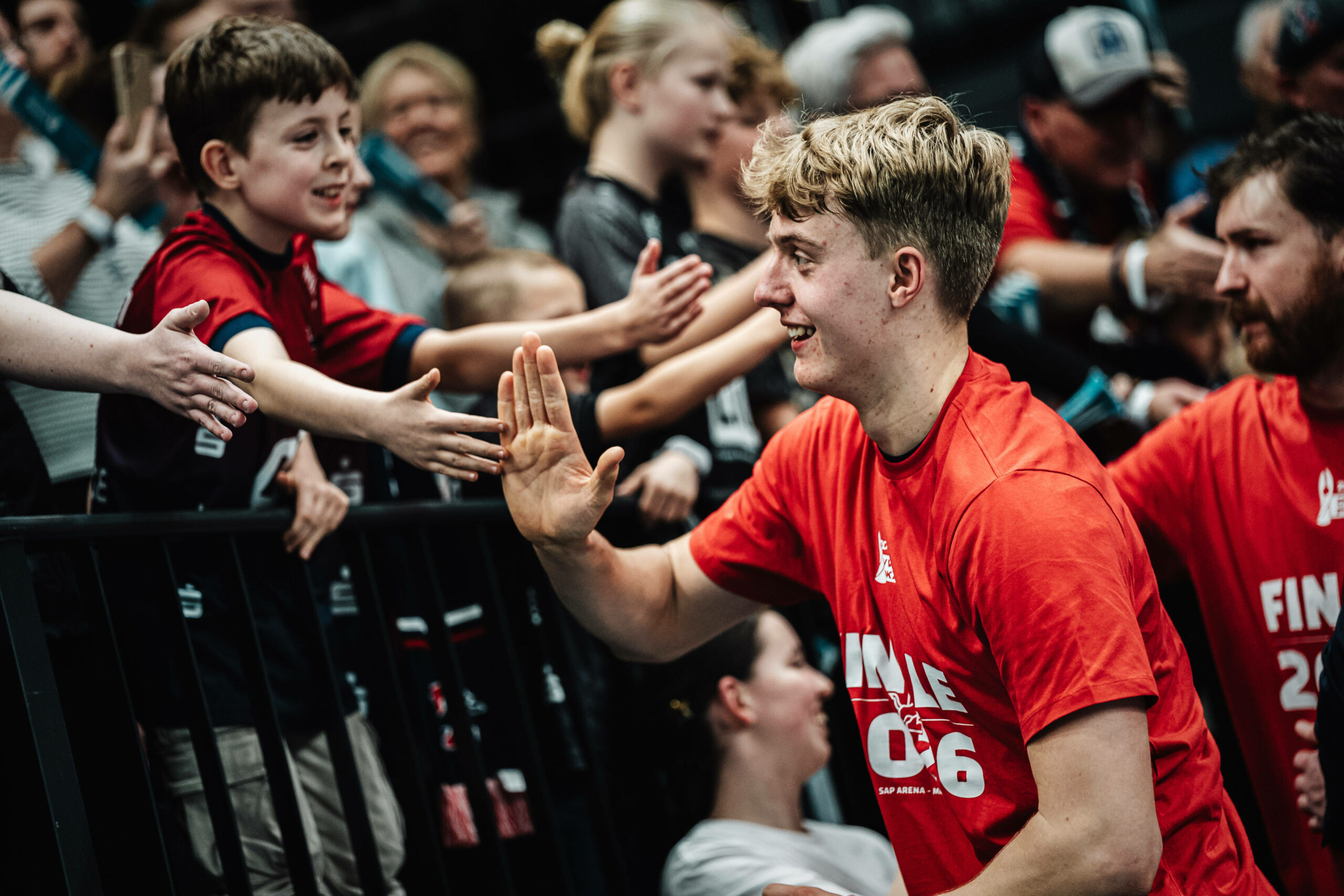 Axel Enlund klatscht Fans ab