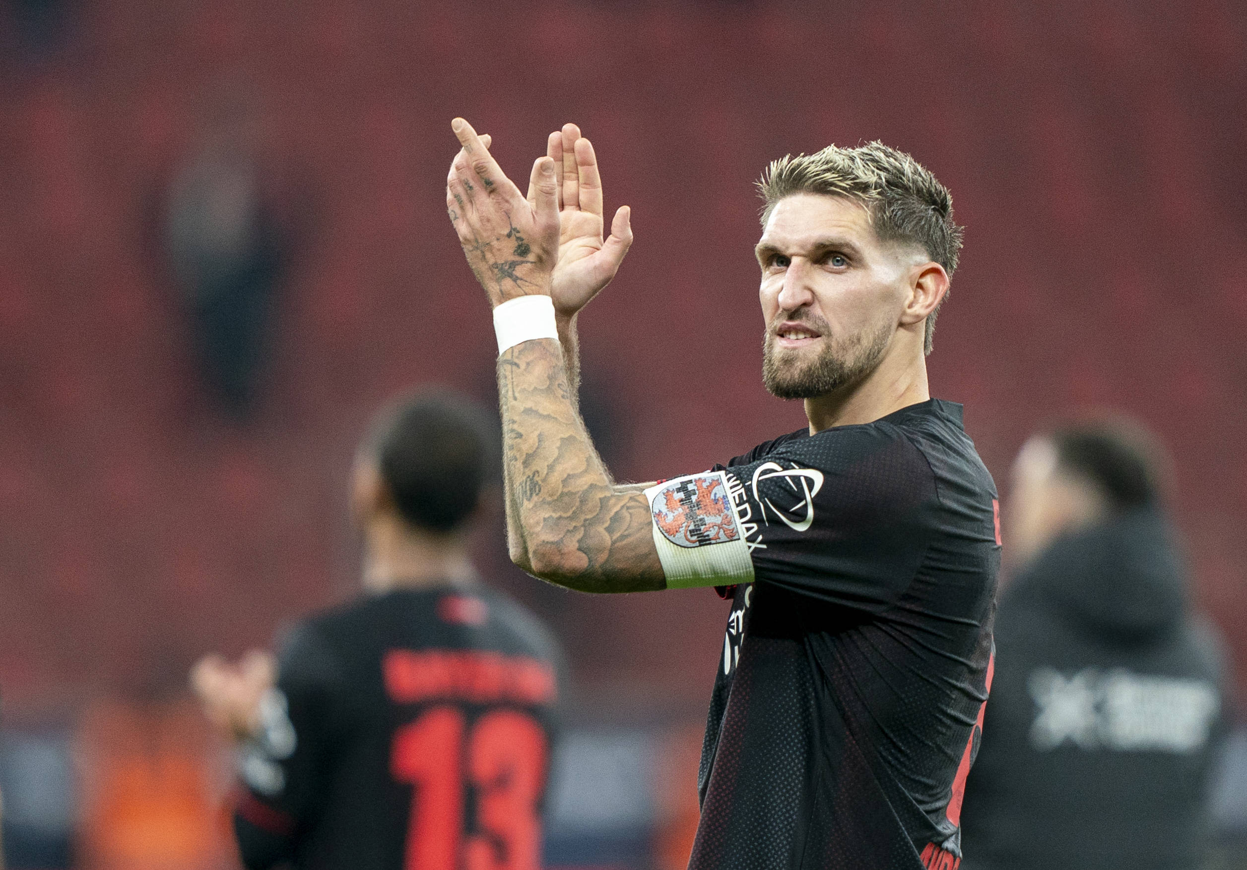 Robert Andrich schaut motiviert und klatscht