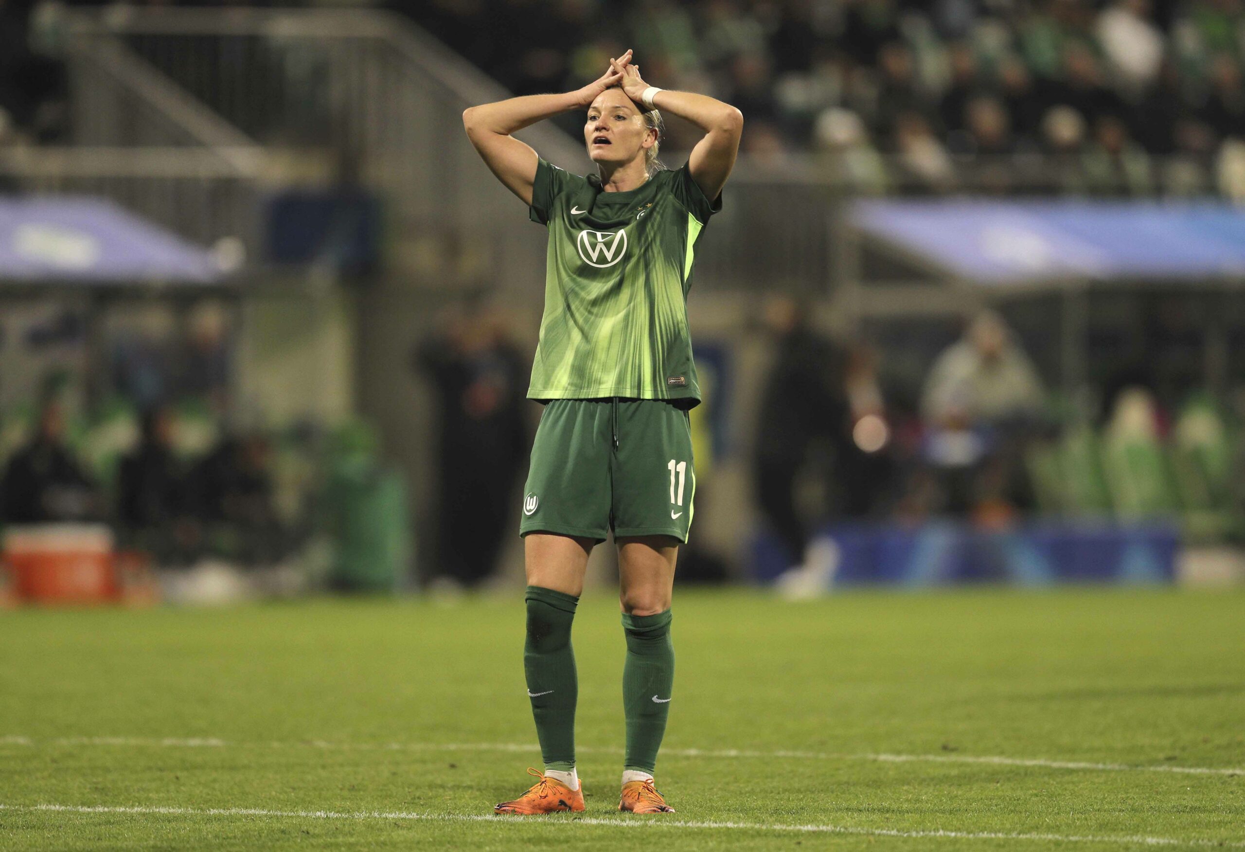 Alexandra Popp schlägt sich enttäuscht die Hände über den Kopf