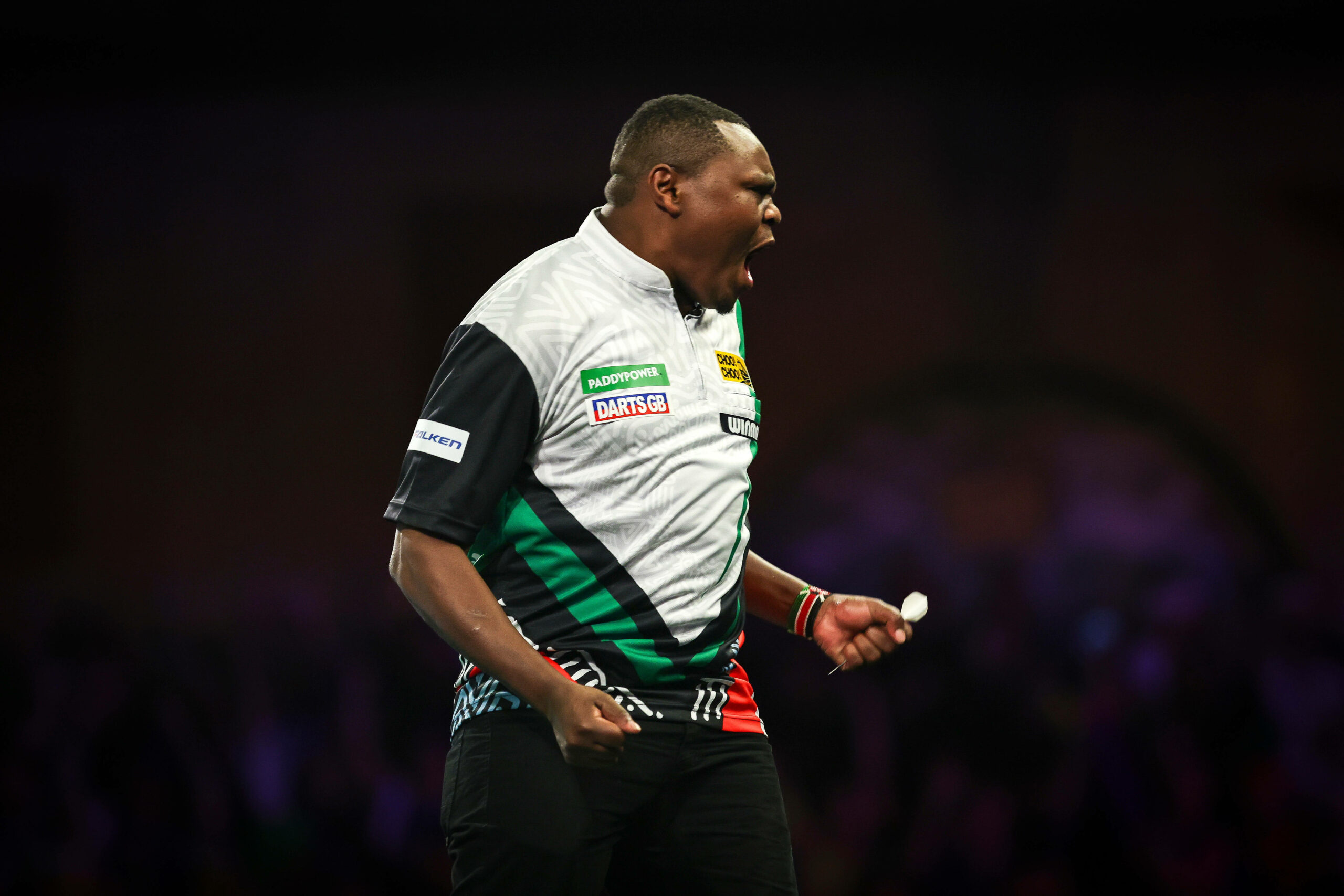 David Munyua jubelt nach seinem Darts-Sieg