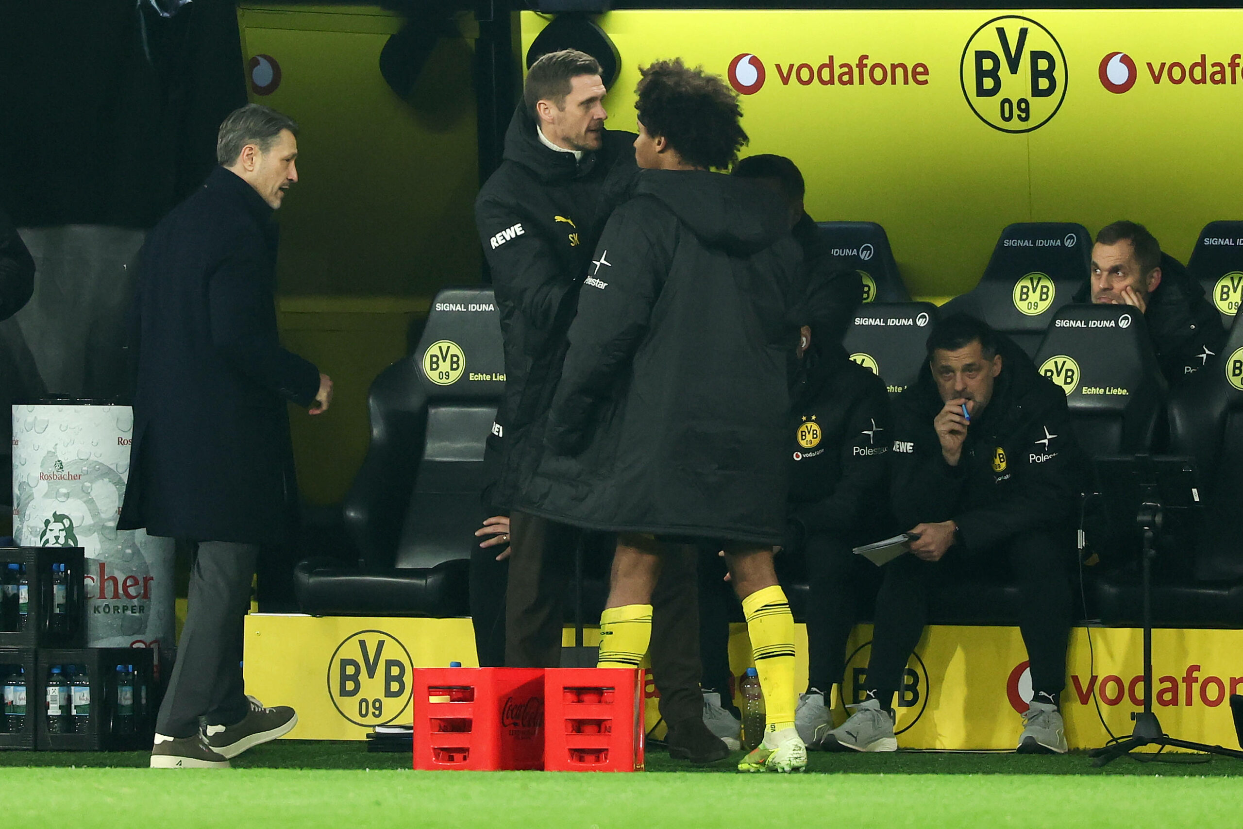 Niko Kovac sieht, wie Sebastian Kehl mit Karim Adeyemi diskutiert