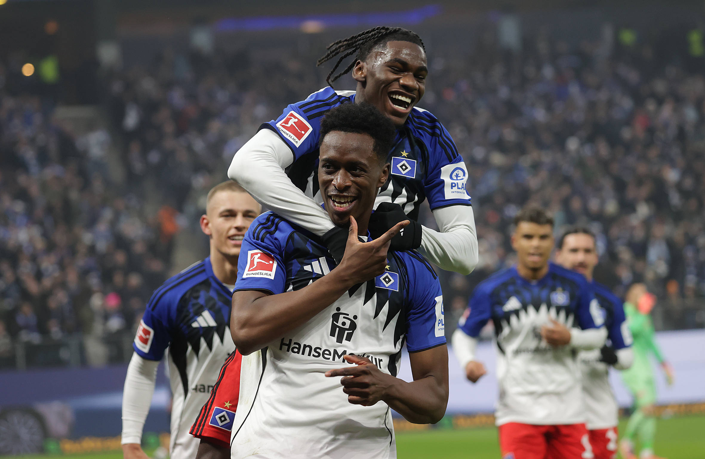 Fábio Baldé springt auf den Rücken von Albert Sambi Lokonga