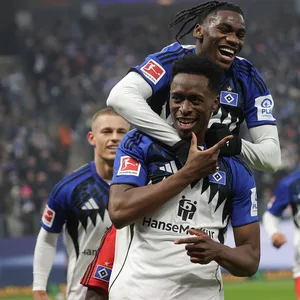 Fábio Baldé springt auf den Rücken von Albert Sambi Lokonga